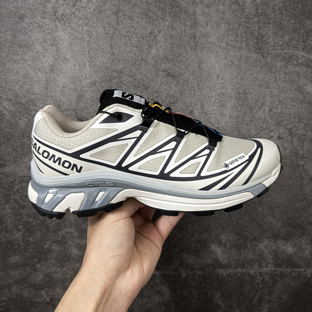 【巅峰升级版】 Salomon XT-6 GTX新配色银云灰 492014 萨洛蒙复古潮流户外机能登山跑鞋 纯原外贸平台特供订单 耗时半年巨作 全套原纸板楦头开发 原厂特供网布配套加持 确保原汁原味 完美呈现版型 原档数据独家私模五层组合大底 原装Ortholite轻量化鞋垫 中底布带钢印编号 原厂TPU锁扣 进口港宝加持 后跟自然饱满 还原公司包裹性 鞋面以“锯齿”状的包裹系统呈现 在基色底之下加入了各种色点缀 将公司的最新技术和时尚前卫的造型融入耐用的长跑款式中 鞋面由 TPU 薄膜制成 并焊接在高耐磨网眼上 使其既时尚又坚固 由 ACS底盘支撑 可增强稳定性和支撑力 以及由橡胶凸耳 Contragrip外底覆盖的 EVA 缓冲中底 旨在应对崎岖的地形 鞋舌上的彩色Salomon 标签、Quicklace 系统以及鞋头、鞋舌和鞋跟上的附加品牌使细节更加完美 让穿着者可以轻松驾驭户外与通勤下的任何运动生活场景 无缝鞋身户外随意纵横 颜值与脚感兼备 出街通勤 绝对非常吸睛 你值得拥有 尺码：36 36.5 37.5 38 38.5 39 40 40.5 41 42 42.5 43 44 44.5 45-选品中心