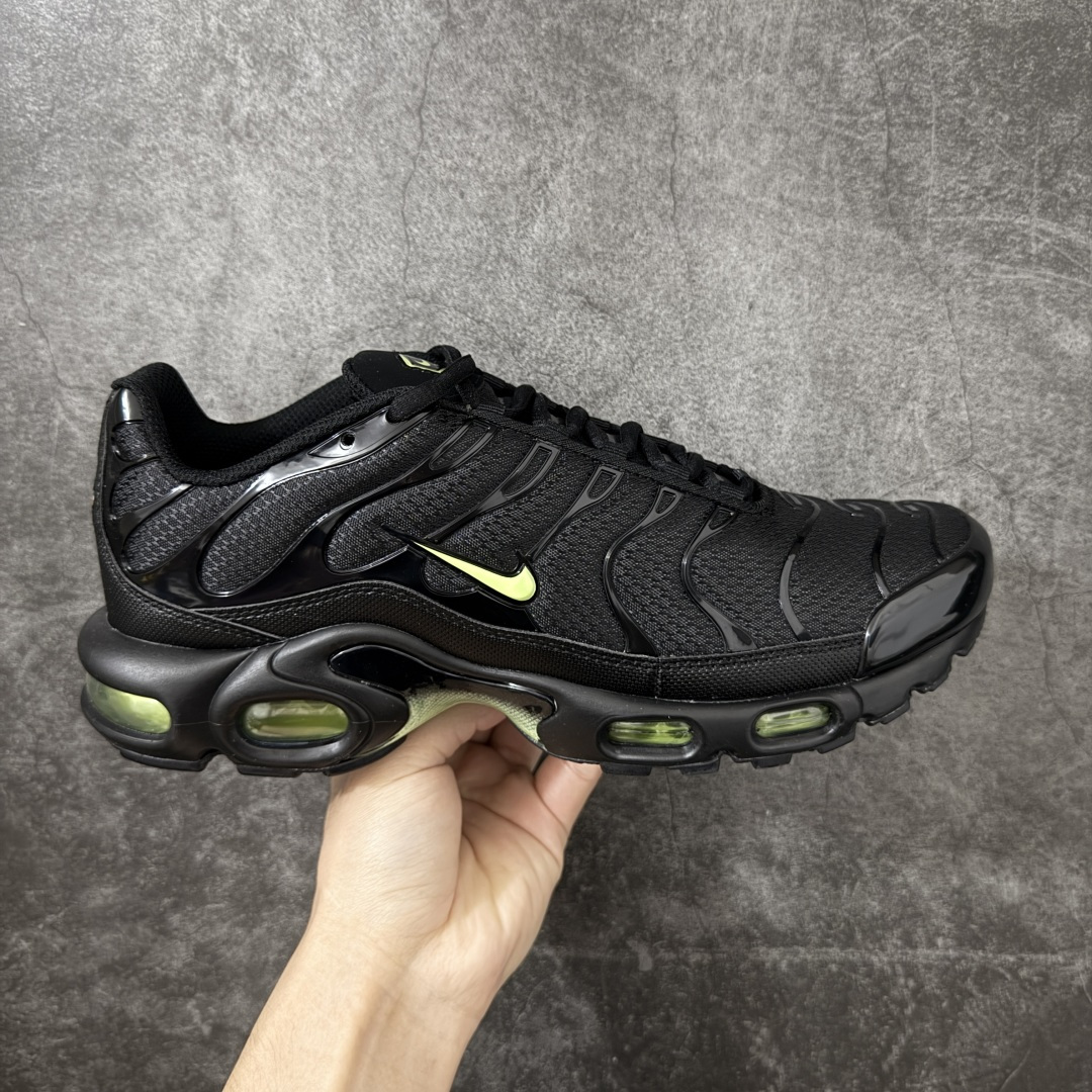 【Max纯原版】Nike Air Max Plus TN气垫系列跑鞋 全新一比一高端版本 真正的市场T1品质 更多配色陆续出货 真正的用心研发 一点一点抠出来的 品质 品控细节 随便闭眼对比市场任何版本 全套原纸板楦头开发 完美呈现版型 工艺流程均与原鞋保持一致 Turned Air 中底缓震技术 鞋面弧度与大底弧度一致 鞋头正确TPU材质 鞋面高频TPU材质1.0厚度 原鞋一致层次感 超越公司货的品控标准 多道QC质检 货号：DM0032-036 尺码：36 36.5 37.5 38 38.5 39 40 40.5 41 42 42.5 43 44 44.5 45 46-选品中心
