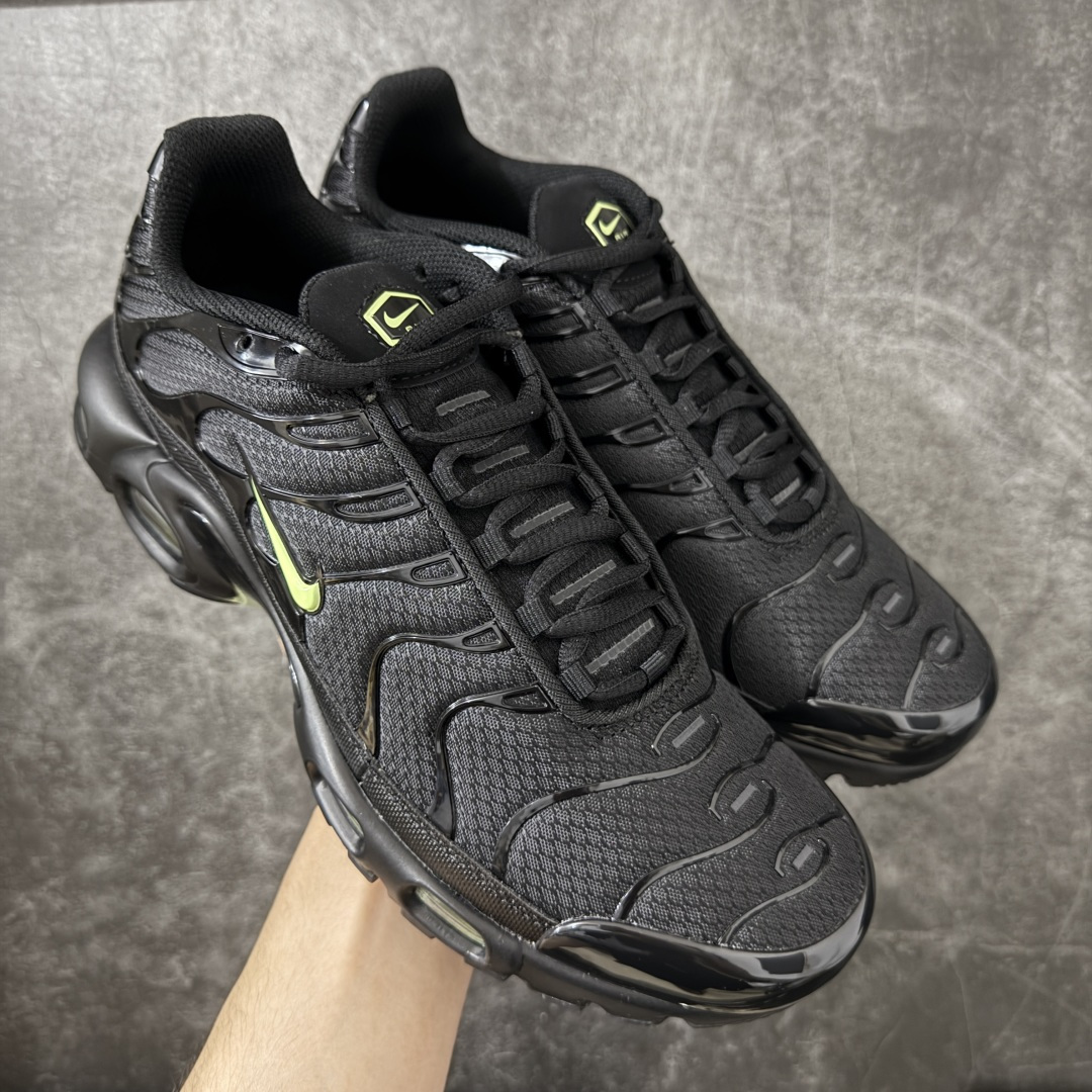 【Max纯原版】Nike Air Max Plus TN气垫系列跑鞋 全新一比一高端版本 真正的市场T1品质 更多配色陆续出货 真正的用心研发 一点一点抠出来的 品质 品控细节 随便闭眼对比市场任何版本 全套原纸板楦头开发 完美呈现版型 工艺流程均与原鞋保持一致 Turned Air 中底缓震技术 鞋面弧度与大底弧度一致 鞋头正确TPU材质 鞋面高频TPU材质1.0厚度 原鞋一致层次感 超越公司货的品控标准 多道QC质检 货号：DM0032-036 尺码：36 36.5 37.5 38 38.5 39 40 40.5 41 42 42.5 43 44 44.5 45 46-选品中心