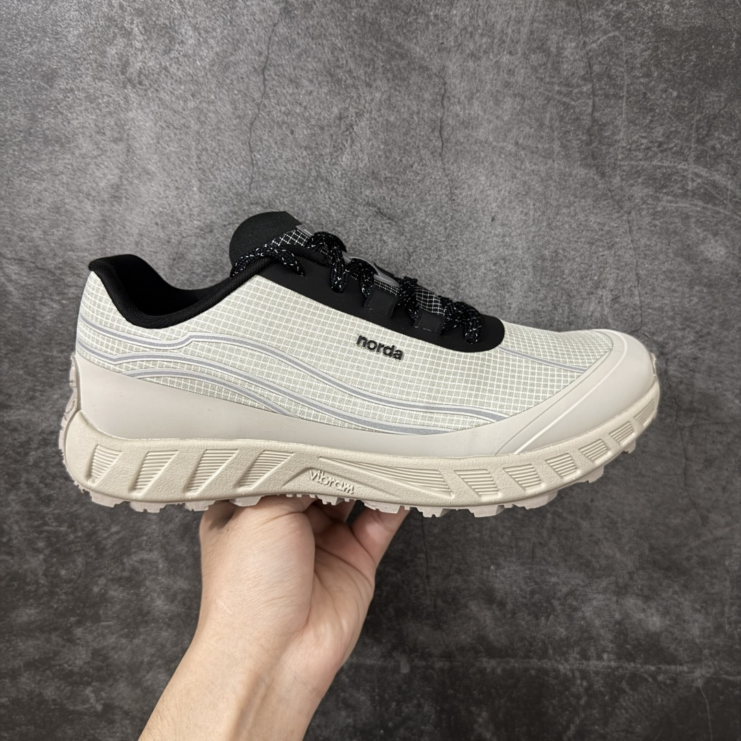 【纯原M版】诺达 NORDA 001 Sneaker0111 网面越野跑步鞋 原版原档案开发\\t(市面唯一1比1版本) 采用Dyneema鞋面(世界最强最轻纤维) VibramSLE中底和Megagrip外底 构建全方位高端性能体系4mm前后落差配合低鞋床设计提供清晰路感和灵敏反应，适合技术型terrain，5mm齿状花纹配合Megagrip橡胶提供卓越防滑性能宽楦设计适合亚洲脚型，加厚后跟海绵填充提供优秀包裹性， Dyneema材质防水耐磨带和鞋面连接最大化包裹感 LockSystem技术提供稳定锁定 尺码：36 36.5 37 38 38.5 39 40 40.5 41 42 42.5 43 44 44.5 45 46-莆田鞋