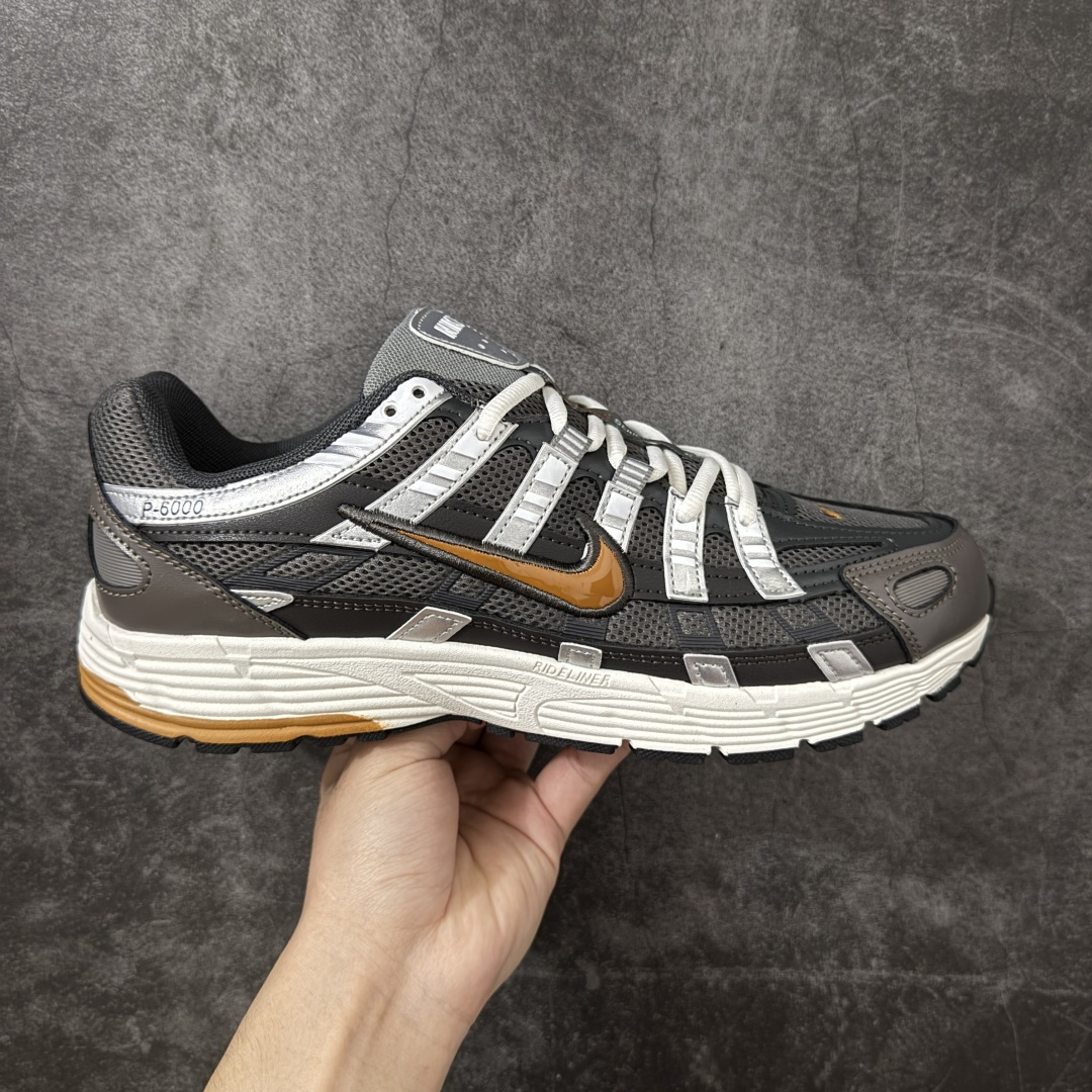 【纯原版】Nike P-6000 复古跑鞋 又能出街又能跑步！Nike p-6000 女子跑鞋内外侧都用了灰色的钩子，采用透气材料，搭配匠心覆面，再现千禧年代的跑鞋风格，塑就大气外观。鞋款秉承 Nike Pegasus 25 和 2006 的设计风格，缔造街头时尚运动风范，同时带来日常穿着舒适感受 货号：CD6404-204 尺码：36 36.5 37.5 38 38.5 39 40 40.5 41 42 42.5 43 44 45-选品中心