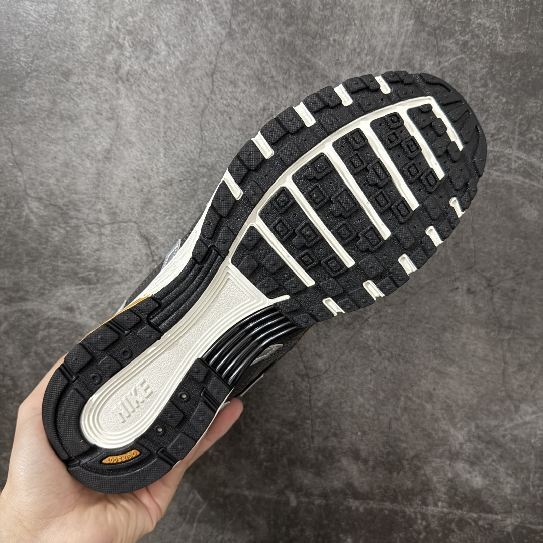 Nike P-6000 复古跑鞋又能出街又能跑步！Nike p-6000 女子跑鞋内外侧都用了灰色的钩子