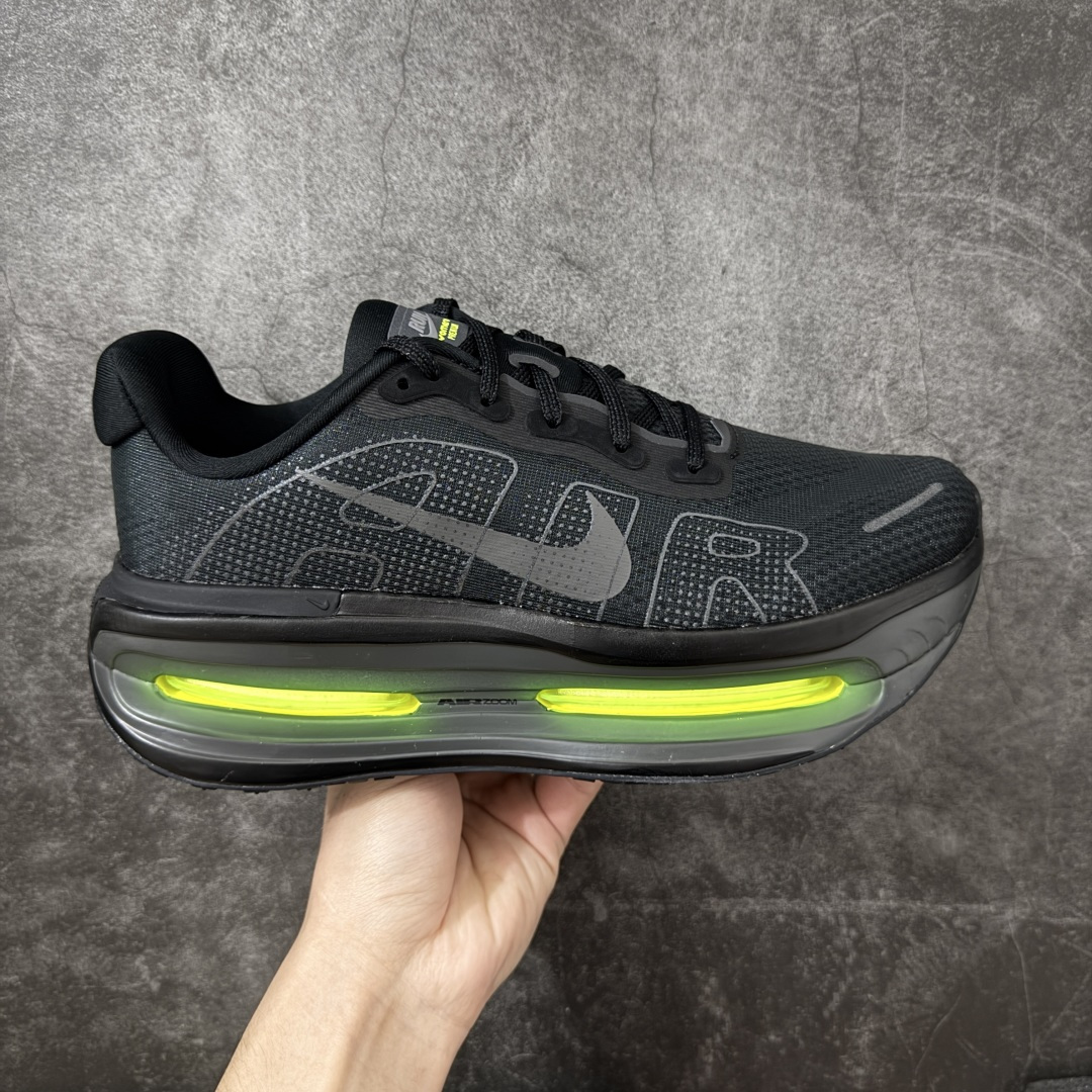 【XE纯原】NIKE VOMERO PREMIUM 全掌气垫缓震网面运动跑鞋 市场最强 没有之一 纯原生产线出品 原版开发 全部原材料 细节一比一打造 完美还原zp脚感 正确前后分离式两片纤维柱气垫 上下包裹超软弹泡棉 正确组合大底 区别市场通货 版型完美 鞋面材料同步原版1：1 全部原版开发校对 欢迎对比💪🏻 Nike 运用 Air技术专利，推出 Nike Pegasus Premium，沿用经典 Pegasus 系列产品深受跑者喜爱的缓震功能，并配置 Nike 首款可见式塑形 Air Zoom 气垫。 全掌可见的AirZoom首次在Pegasus系列中出现，模仿了Vaporfly的碳板曲线，增强了跑步时的流畅过渡。 货号：HQ2050-001 尺码：39-46（半）-选品中心