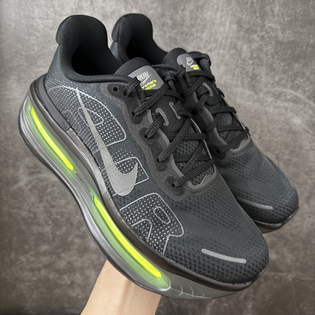 【XE纯原】NIKE VOMERO PREMIUM 全掌气垫缓震网面运动跑鞋 市场最强 没有之一 纯原生产线出品 原版开发 全部原材料 细节一比一打造 完美还原zp脚感 正确前后分离式两片纤维柱气垫 上下包裹超软弹泡棉 正确组合大底 区别市场通货 版型完美 鞋面材料同步原版1：1 全部原版开发校对 欢迎对比💪🏻 Nike 运用 Air技术专利，推出 Nike Pegasus Premium，沿用经典 Pegasus 系列产品深受跑者喜爱的缓震功能，并配置 Nike 首款可见式塑形 Air Zoom 气垫。 全掌可见的AirZoom首次在Pegasus系列中出现，模仿了Vaporfly的碳板曲线，增强了跑步时的流畅过渡。 货号：HQ2050-001 尺码：39-46（半）-选品中心