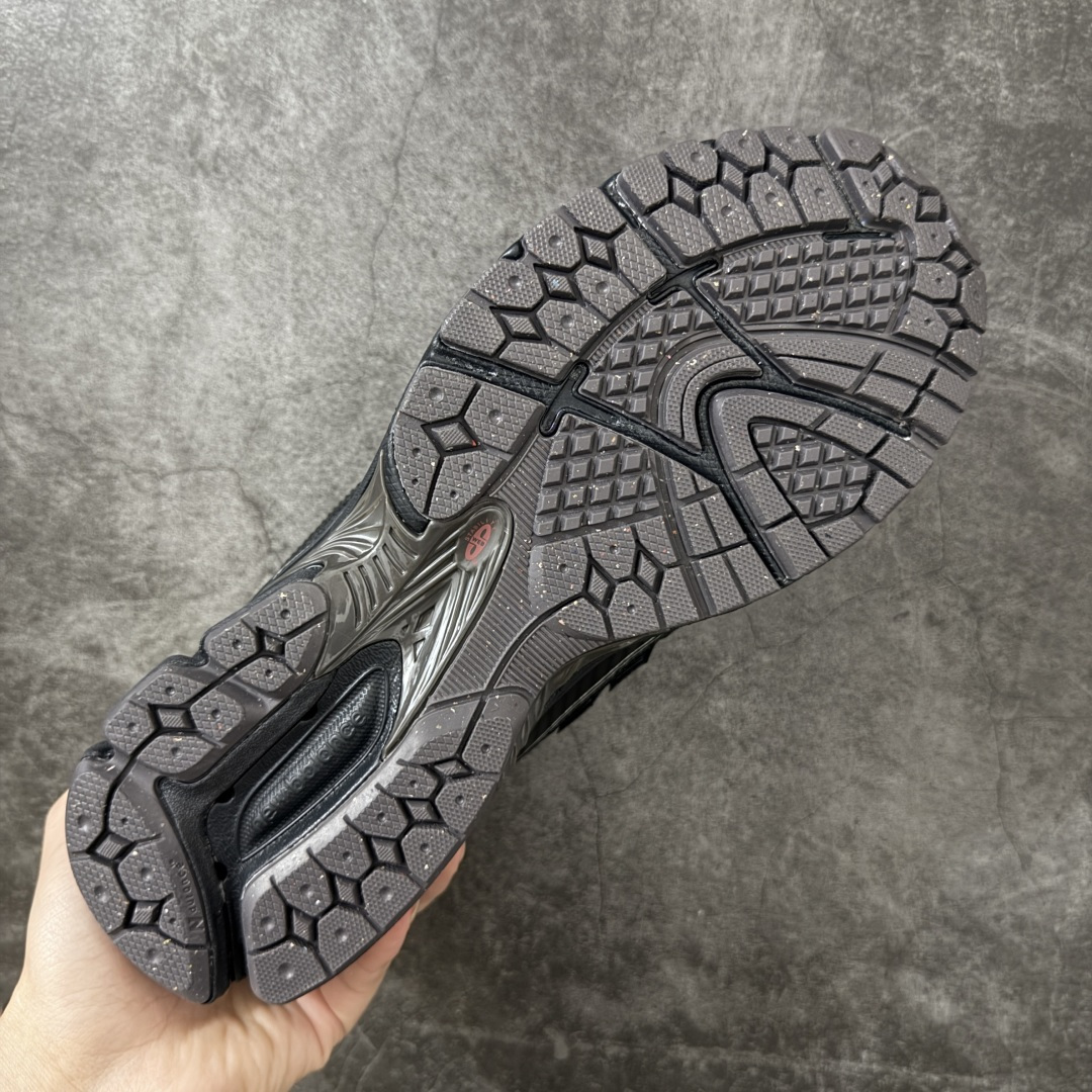 图片[9]-【纯原版】NB新百伦New Balance NB1906 U1906ROE系列复古老爹风休闲运动慢跑鞋 采用轻质牛剖革拼接透气网眼衬垫织物鞋面材质#T-Beam大底提供足步弓支撑，保持步态稳定#后跟搭载外露缓震胶 鞋身整体以各种深浅不一的灰色覆盖，鞋头以淡蓝色调装饰，网眼衬垫通过不规律的色块实现做旧的美感，泛黄的鞋底更是进一步增添了复古气息。 尺码：36 37 37.5 38 38.5 39.5 40 40.5 41.5 42 42.5 43 44 45 46.5-莆田鞋