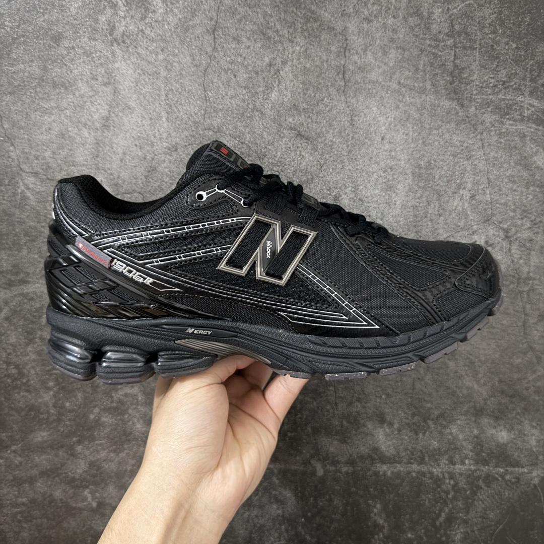 【纯原版】NB新百伦New Balance NB1906 U1906ROE系列复古老爹风休闲运动慢跑鞋 采用轻质牛剖革拼接透气网眼衬垫织物鞋面材质#T-Beam大底提供足步弓支撑，保持步态稳定#后跟搭载外露缓震胶 鞋身整体以各种深浅不一的灰色覆盖，鞋头以淡蓝色调装饰，网眼衬垫通过不规律的色块实现做旧的美感，泛黄的鞋底更是进一步增添了复古气息。 尺码：36 37 37.5 38 38.5 39.5 40 40.5 41.5 42 42.5 43 44 45 46.5-莆田鞋