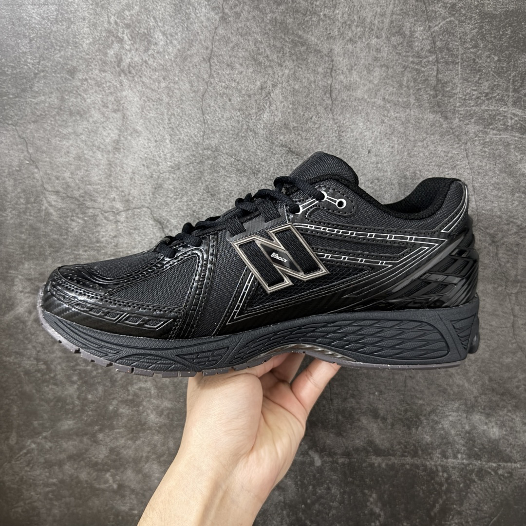 图片[2]-【纯原版】NB新百伦New Balance NB1906 U1906ROE系列复古老爹风休闲运动慢跑鞋 采用轻质牛剖革拼接透气网眼衬垫织物鞋面材质#T-Beam大底提供足步弓支撑，保持步态稳定#后跟搭载外露缓震胶 鞋身整体以各种深浅不一的灰色覆盖，鞋头以淡蓝色调装饰，网眼衬垫通过不规律的色块实现做旧的美感，泛黄的鞋底更是进一步增添了复古气息。 尺码：36 37 37.5 38 38.5 39.5 40 40.5 41.5 42 42.5 43 44 45 46.5-莆田鞋