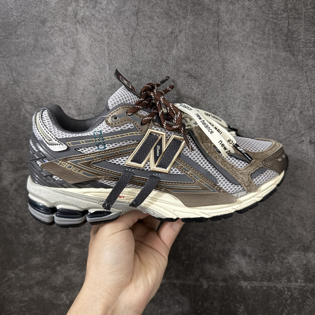 【纯原K版】新百伦New Balance M1906AR系列低帮复古老爹风休闲运动慢跑鞋 U19066U8 双绑带版本（另附一副原版鞋带） 全新大厂出品 市场第一梯队品质 绝对秒杀市场货 完美版型 正确组合大底 区别市场刷漆底版本 全套原楦原纸板原厂数据开发 进口三明治网面 原装进口皮料正确卡色 正确中底拉帮中底网布细节 原厂标裁 带紫光防伪 定制后跟透明水晶模块 冲裁组合 大底贴合程度胶水上色把控完美 整洁度挑战全网艺术家 多道序QC把关品质完善 匠心打造 耗时多月开发完成 工艺极其复杂难度可想而知 新开独立私模大底 正确六层组合大底 高端零售专供产物 尺码：36 37 37.5 38 38.5 39 40 40.5 41 42 42.5 43 44 45 46-莆田鞋