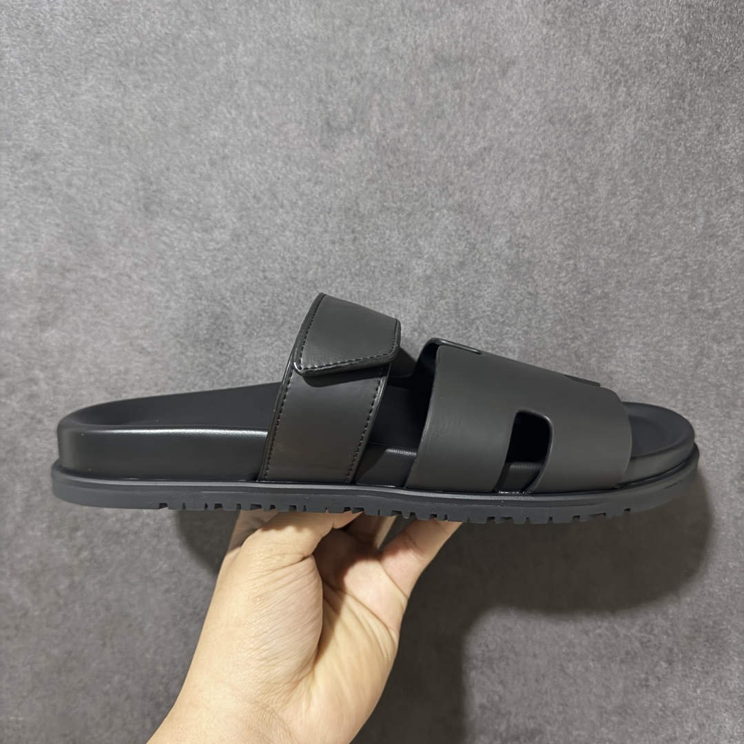 【X1版】爱马仕 东莞顶级版本 原版一比一开发 HERMES 爱马仕 20配色版本 HERMES 爱马仕 Chypre 平底一字拖鞋 经典系列2025 最新经典款拖鞋 经典皮面/呢绒/牛津面 今年绝比小爆款系列 高端零售可主推款。 原版一比一开发 专柜正品以发售 平台开始预售已上架，Zp 7000-10000+ 总计20个配色 首批3个配色已出货 大家心选购 品质超赞👍 全鞋全真牛皮 私模独立开发原大底 市场独家 压花工艺 几乎接近一致 全套专柜一致包装。 男码先出 女码随后 尺码：35 36 37 38 39 40 41 42 43 44 45 46-选品中心