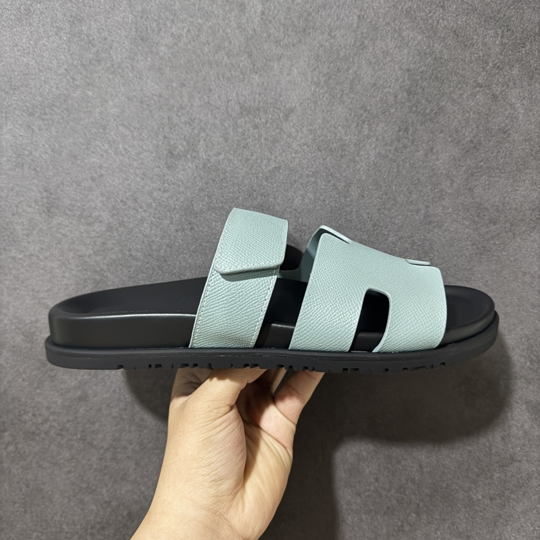 【X1版】爱马仕 东莞顶级版本 原版一比一开发 HERMES 爱马仕 20配色版本 HERMES 爱马仕 Chypre 平底一字拖鞋 经典系列2025 最新经典款拖鞋 经典皮面/呢绒/牛津面 今年绝比小爆款系列 高端零售可主推款。 原版一比一开发 专柜正品以发售 平台开始预售已上架，Zp 7000-10000+ 总计20个配色 首批3个配色已出货 大家心选购 品质超赞👍 全鞋全真牛皮 私模独立开发原大底 市场独家 压花工艺 几乎接近一致 全套专柜一致包装。 男码先出 女码随后 尺码：35 36 37 38 39 40 41 42 43 44 45 46-选品中心