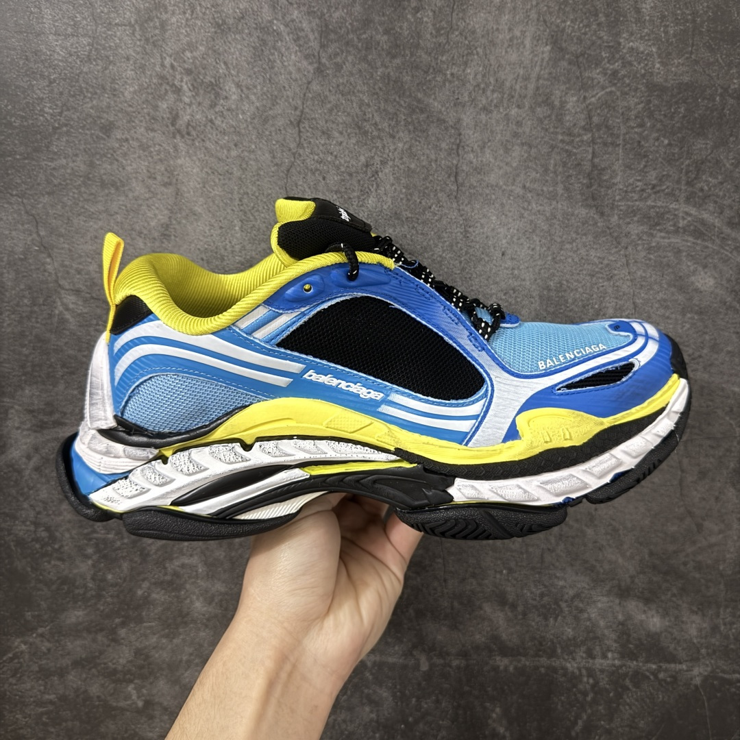 【VG版本】Balenciaga巴黎世家 Triple S .2 厚底系带 低帮 老爹鞋 Balenciaga是由被誉为代表二十世纪的伟大天才设计师 CristobalBalenciaga 创立的，在品牌创立的大半个世纪以来，巴黎世家一直以时尚、典雅闻名于时装界，它的主题产品有女士和男士提包、机车包、鞋子和时装，在15年王大仁卸任品牌设计师后，品牌的风格发生了翻天覆地的变化，凭借着人气超高的街头风T恤、老爹鞋等迅速霸屏各大时装周和时尚圈 货号：865849WTRS21011 尺码：35 36 37 38 39 40 41 42 43 44 45 46-选品中心