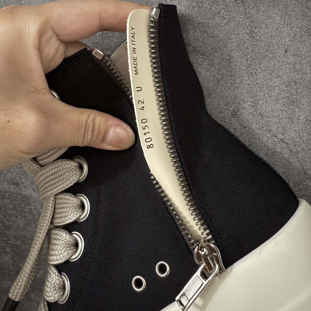图片[8]-【莞产G版】帆布大匡威RO / Rick Owens DRKSHDW 瑞克·欧文斯 大匡威/高帮厚底/ 水洗牛仔帆布 高帮 西瓜头粗绑带 【皮料】 东莞原厂进口全新2025年新材质““水洗牛仔斜纹帆布” 【鞋带】 鞋带采用水染定织法工艺，高密度之下，透出光泽感！ 【鞋头】软糯，轻轻按压有牛皮细细的纹理质感！ 【鞋底】TPU大底奶香味！硬度、肤感一比一！鞋底logo钢印清晰正确！ 【鞋垫】独家私人开模压印！牛皮贴面，双层复合！ 【尺码】 ：36 37 38 39 40 41 42 43 44 45 46！-选品中心