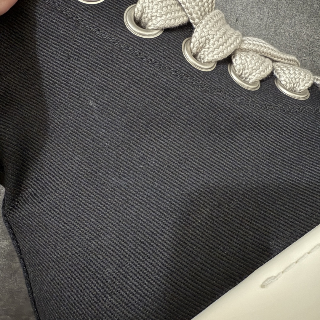 图片[3]-【莞产G版】帆布大匡威RO / Rick Owens DRKSHDW 瑞克·欧文斯 大匡威/高帮厚底/ 水洗牛仔帆布 高帮 西瓜头粗绑带 【皮料】 东莞原厂进口全新2025年新材质““水洗牛仔斜纹帆布” 【鞋带】 鞋带采用水染定织法工艺，高密度之下，透出光泽感！ 【鞋头】软糯，轻轻按压有牛皮细细的纹理质感！ 【鞋底】TPU大底奶香味！硬度、肤感一比一！鞋底logo钢印清晰正确！ 【鞋垫】独家私人开模压印！牛皮贴面，双层复合！ 【尺码】 ：36 37 38 39 40 41 42 43 44 45 46！-选品中心