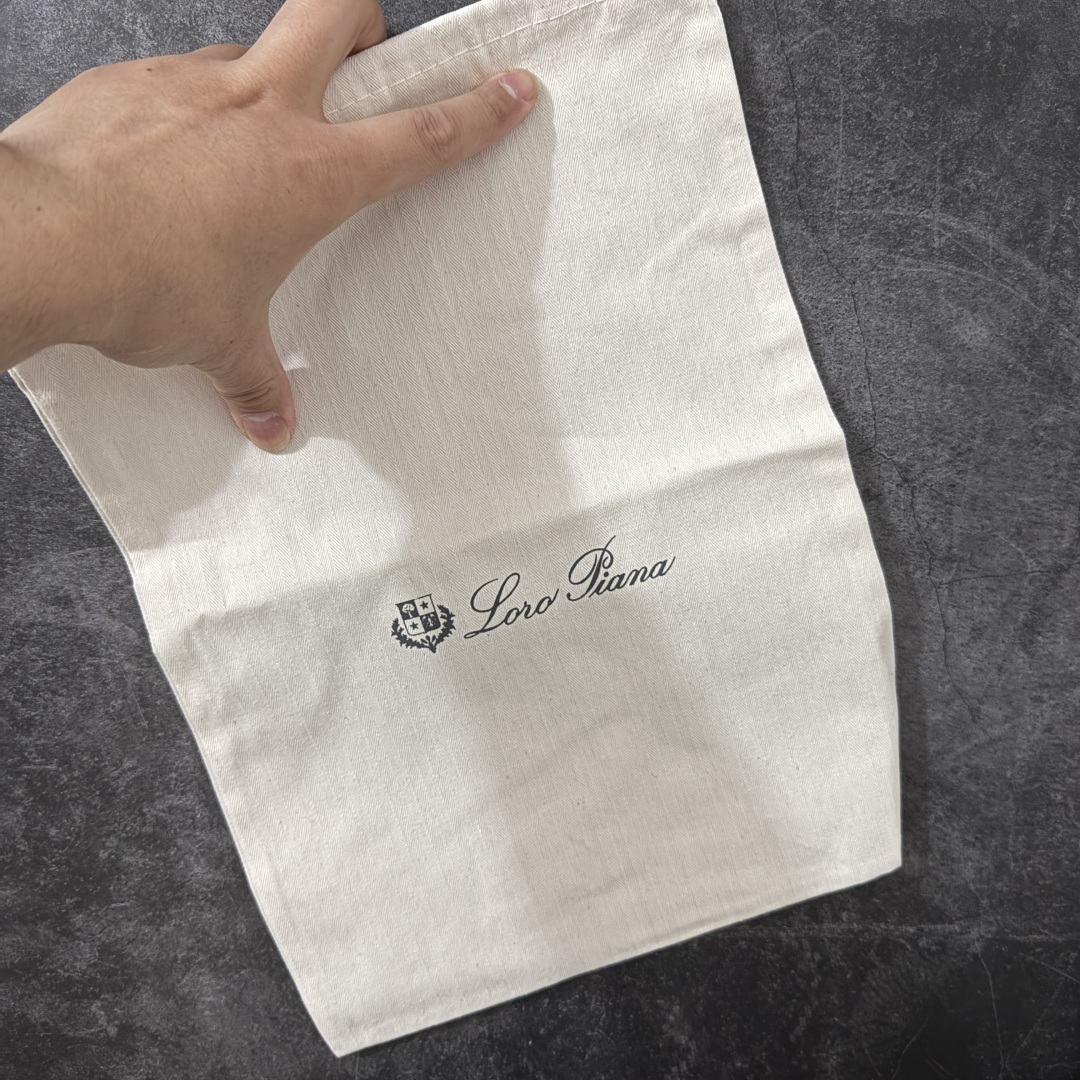 图片[4]-【莞产纯原】Loro Piana Nantucket Walk 圆头系带 低帮 帆布鞋 莞产顶级版本高级包装 老钱帆布鞋 关于鞋的审美和选择也是一种自我表达26年春夏新款系列，春夏刚好是穿帆布鞋的季节，上脚休闲时髦又老钱，帆布并不就代表廉价抵挡呀，随性自如地融入日常，高阶审美的哦 真皮中底，鞋底一圈上线不开胶。 面料：帆布 内里：纯棉布 鞋垫：亚麻 牛皮中底 货号：FAN8505K468 尺码：35-44-选品中心