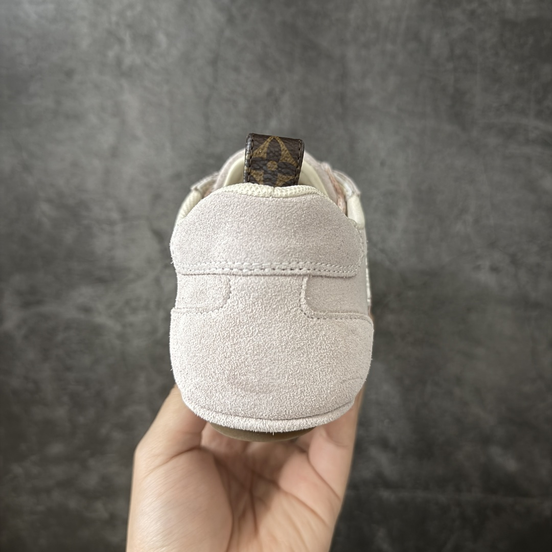 图片[4]-【广东纯原版】2026早春发布新款LOUIS VUITTON SneaKerina 德训鞋 芭蕾舞鞋 采用 Sacchetto 制鞋工艺，赋予柔韧鞋底与轻盈内部设计，适合日常休闲及精致造型。 sneakerina运动鞋惊艳曝光 设计灵感源自芭蕾舞平底鞋 优雅与复古并存 整体低调又老钱 原版购入 独家开模 媲美原版头层小牛皮 鞋面系带设计，侧面印有 LV 标志，后跟处配有拉环。——这双鞋简直是优雅与松弛感的完美融合！💃 尺码：35-40-选品中心