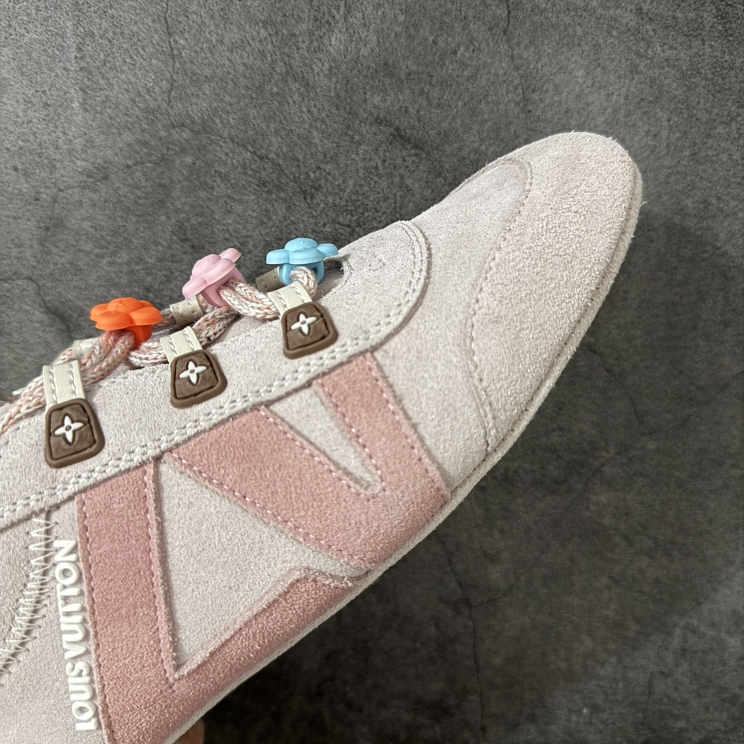 图片[6]-【广东纯原版】2026早春发布新款LOUIS VUITTON SneaKerina 德训鞋 芭蕾舞鞋 采用 Sacchetto 制鞋工艺，赋予柔韧鞋底与轻盈内部设计，适合日常休闲及精致造型。 sneakerina运动鞋惊艳曝光 设计灵感源自芭蕾舞平底鞋 优雅与复古并存 整体低调又老钱 原版购入 独家开模 媲美原版头层小牛皮 鞋面系带设计，侧面印有 LV 标志，后跟处配有拉环。——这双鞋简直是优雅与松弛感的完美融合！💃 尺码：35-40-选品中心