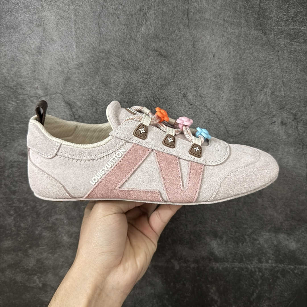 【广东纯原版】2026早春发布新款LOUIS VUITTON SneaKerina 德训鞋 芭蕾舞鞋 采用 Sacchetto 制鞋工艺，赋予柔韧鞋底与轻盈内部设计，适合日常休闲及精致造型。 sneakerina运动鞋惊艳曝光 设计灵感源自芭蕾舞平底鞋 优雅与复古并存 整体低调又老钱 原版购入 独家开模 媲美原版头层小牛皮 鞋面系带设计，侧面印有 LV 标志，后跟处配有拉环。——这双鞋简直是优雅与松弛感的完美融合！💃 尺码：35-40-选品中心