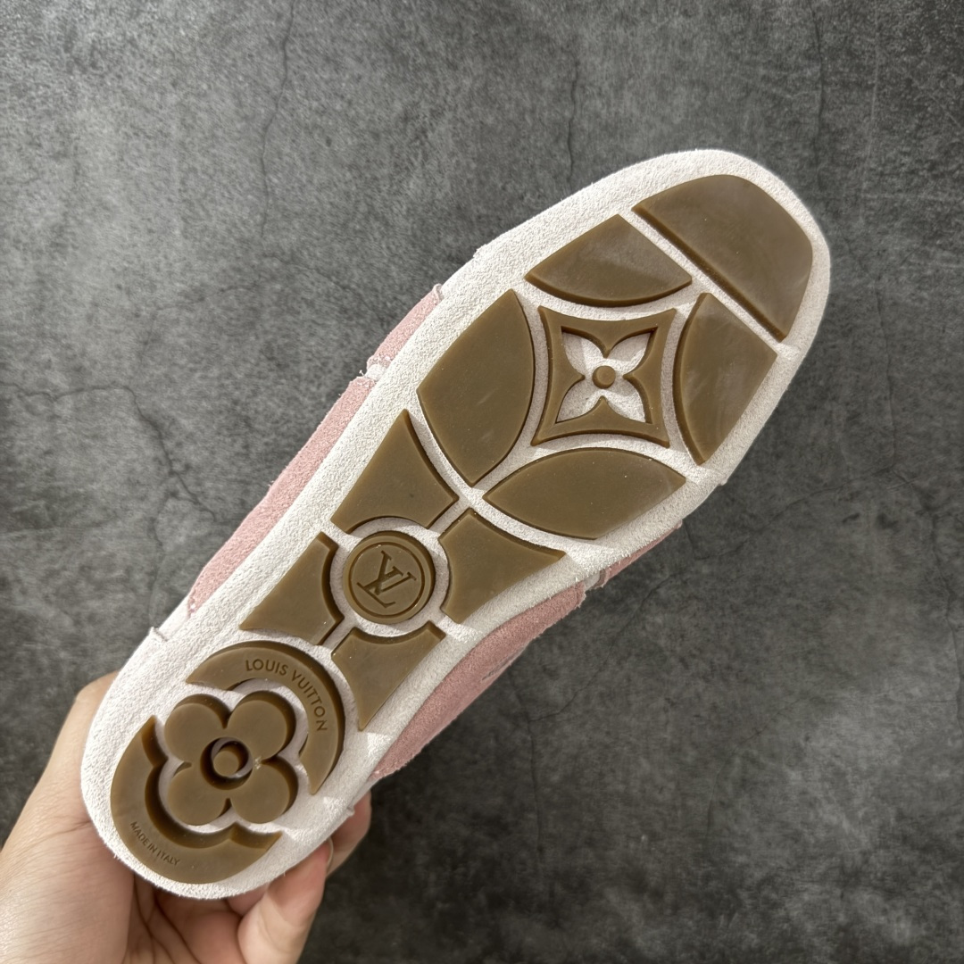 图片[9]-【广东纯原版】2026早春发布新款LOUIS VUITTON SneaKerina 德训鞋 芭蕾舞鞋 采用 Sacchetto 制鞋工艺，赋予柔韧鞋底与轻盈内部设计，适合日常休闲及精致造型。 sneakerina运动鞋惊艳曝光 设计灵感源自芭蕾舞平底鞋 优雅与复古并存 整体低调又老钱 原版购入 独家开模 媲美原版头层小牛皮 鞋面系带设计，侧面印有 LV 标志，后跟处配有拉环。——这双鞋简直是优雅与松弛感的完美融合！💃 尺码：35-40-选品中心