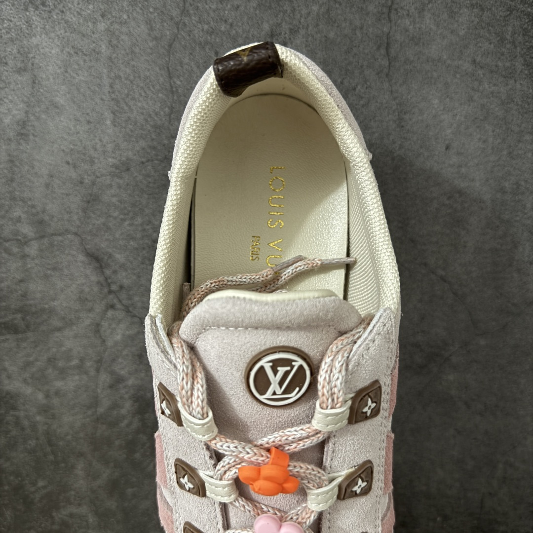 图片[8]-【广东纯原版】2026早春发布新款LOUIS VUITTON SneaKerina 德训鞋 芭蕾舞鞋 采用 Sacchetto 制鞋工艺，赋予柔韧鞋底与轻盈内部设计，适合日常休闲及精致造型。 sneakerina运动鞋惊艳曝光 设计灵感源自芭蕾舞平底鞋 优雅与复古并存 整体低调又老钱 原版购入 独家开模 媲美原版头层小牛皮 鞋面系带设计，侧面印有 LV 标志，后跟处配有拉环。——这双鞋简直是优雅与松弛感的完美融合！💃 尺码：35-40-选品中心