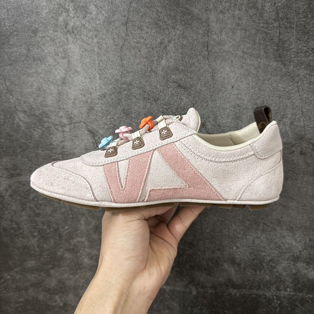 图片[2]-【广东纯原版】2026早春发布新款LOUIS VUITTON SneaKerina 德训鞋 芭蕾舞鞋 采用 Sacchetto 制鞋工艺，赋予柔韧鞋底与轻盈内部设计，适合日常休闲及精致造型。 sneakerina运动鞋惊艳曝光 设计灵感源自芭蕾舞平底鞋 优雅与复古并存 整体低调又老钱 原版购入 独家开模 媲美原版头层小牛皮 鞋面系带设计，侧面印有 LV 标志，后跟处配有拉环。——这双鞋简直是优雅与松弛感的完美融合！💃 尺码：35-40-选品中心