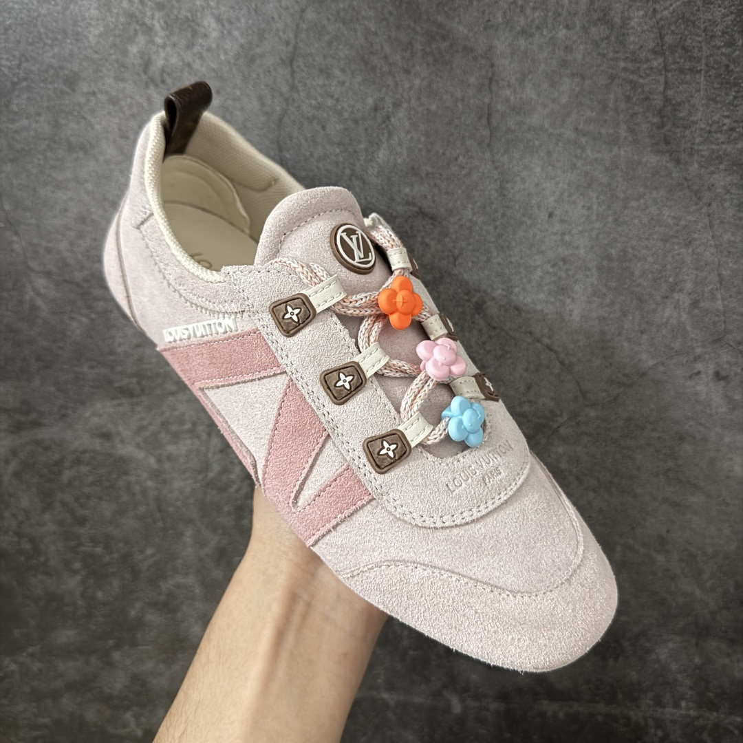 图片[3]-【广东纯原版】2026早春发布新款LOUIS VUITTON SneaKerina 德训鞋 芭蕾舞鞋 采用 Sacchetto 制鞋工艺，赋予柔韧鞋底与轻盈内部设计，适合日常休闲及精致造型。 sneakerina运动鞋惊艳曝光 设计灵感源自芭蕾舞平底鞋 优雅与复古并存 整体低调又老钱 原版购入 独家开模 媲美原版头层小牛皮 鞋面系带设计，侧面印有 LV 标志，后跟处配有拉环。——这双鞋简直是优雅与松弛感的完美融合！💃 尺码：35-40-选品中心
