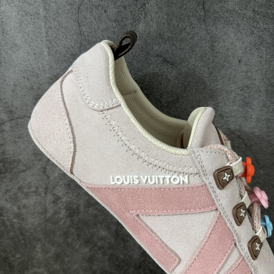 图片[7]-【广东纯原版】2026早春发布新款LOUIS VUITTON SneaKerina 德训鞋 芭蕾舞鞋 采用 Sacchetto 制鞋工艺，赋予柔韧鞋底与轻盈内部设计，适合日常休闲及精致造型。 sneakerina运动鞋惊艳曝光 设计灵感源自芭蕾舞平底鞋 优雅与复古并存 整体低调又老钱 原版购入 独家开模 媲美原版头层小牛皮 鞋面系带设计，侧面印有 LV 标志，后跟处配有拉环。——这双鞋简直是优雅与松弛感的完美融合！💃 尺码：35-40-选品中心