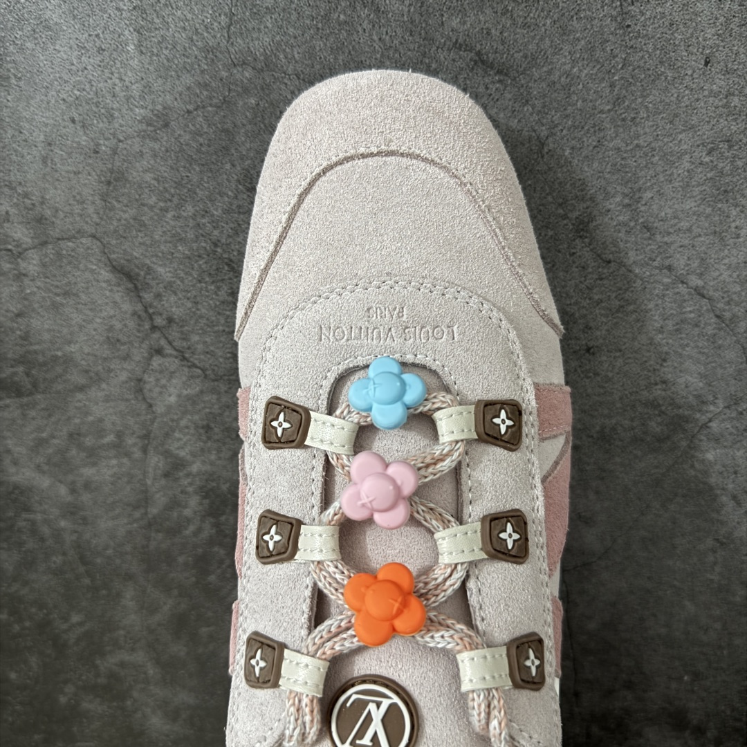 图片[5]-【广东纯原版】2026早春发布新款LOUIS VUITTON SneaKerina 德训鞋 芭蕾舞鞋 采用 Sacchetto 制鞋工艺，赋予柔韧鞋底与轻盈内部设计，适合日常休闲及精致造型。 sneakerina运动鞋惊艳曝光 设计灵感源自芭蕾舞平底鞋 优雅与复古并存 整体低调又老钱 原版购入 独家开模 媲美原版头层小牛皮 鞋面系带设计，侧面印有 LV 标志，后跟处配有拉环。——这双鞋简直是优雅与松弛感的完美融合！💃 尺码：35-40-选品中心