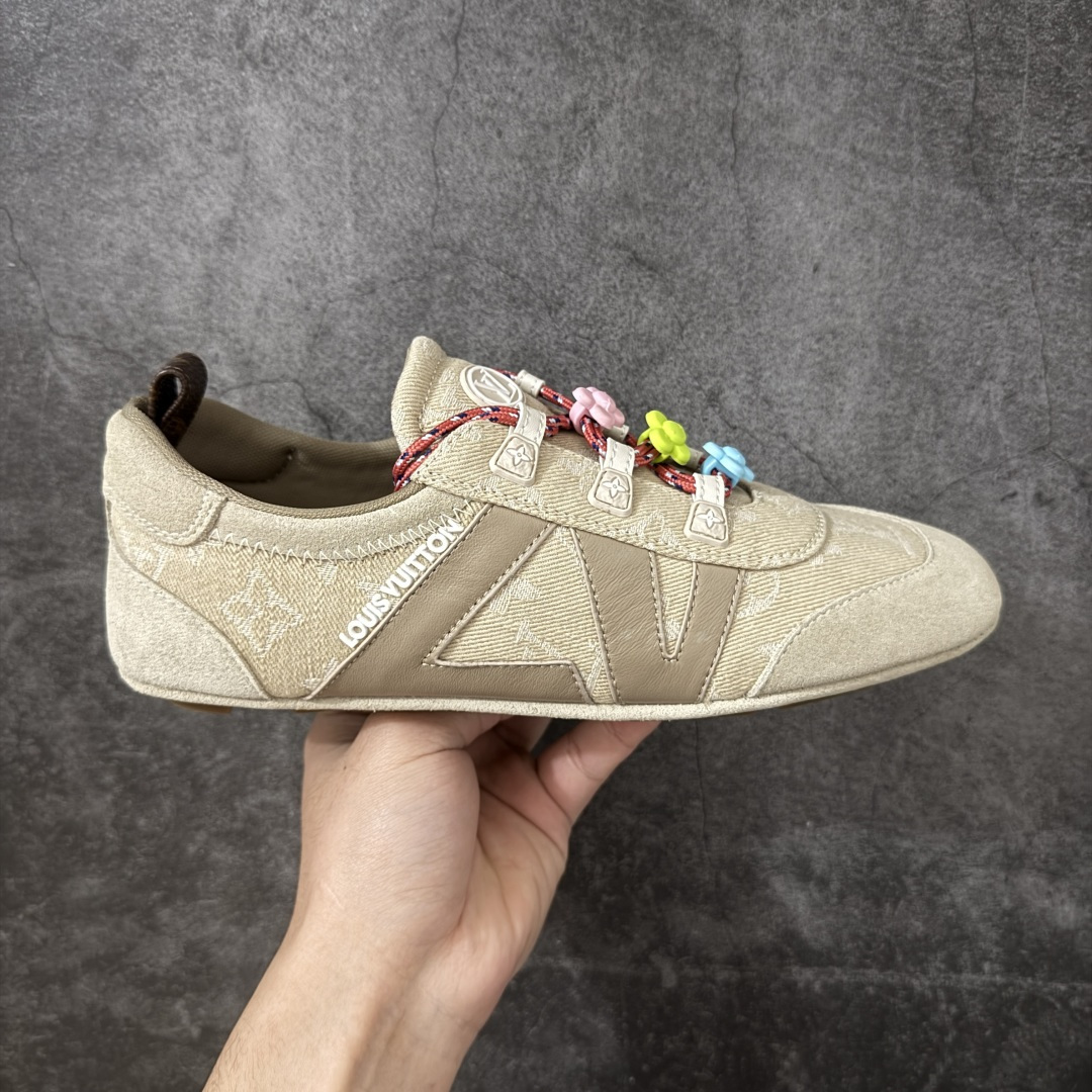 【广东纯原版】2026早春发布新款LOUIS VUITTON SneaKerina 德训鞋 芭蕾舞鞋 采用 Sacchetto 制鞋工艺，赋予柔韧鞋底与轻盈内部设计，适合日常休闲及精致造型。 sneakerina运动鞋惊艳曝光 设计灵感源自芭蕾舞平底鞋 优雅与复古并存 整体低调又老钱 原版购入 独家开模 媲美原版头层小牛皮 鞋面系带设计，侧面印有 LV 标志，后跟处配有拉环。——这双鞋简直是优雅与松弛感的完美融合！💃 尺码：35-40-莆田鞋