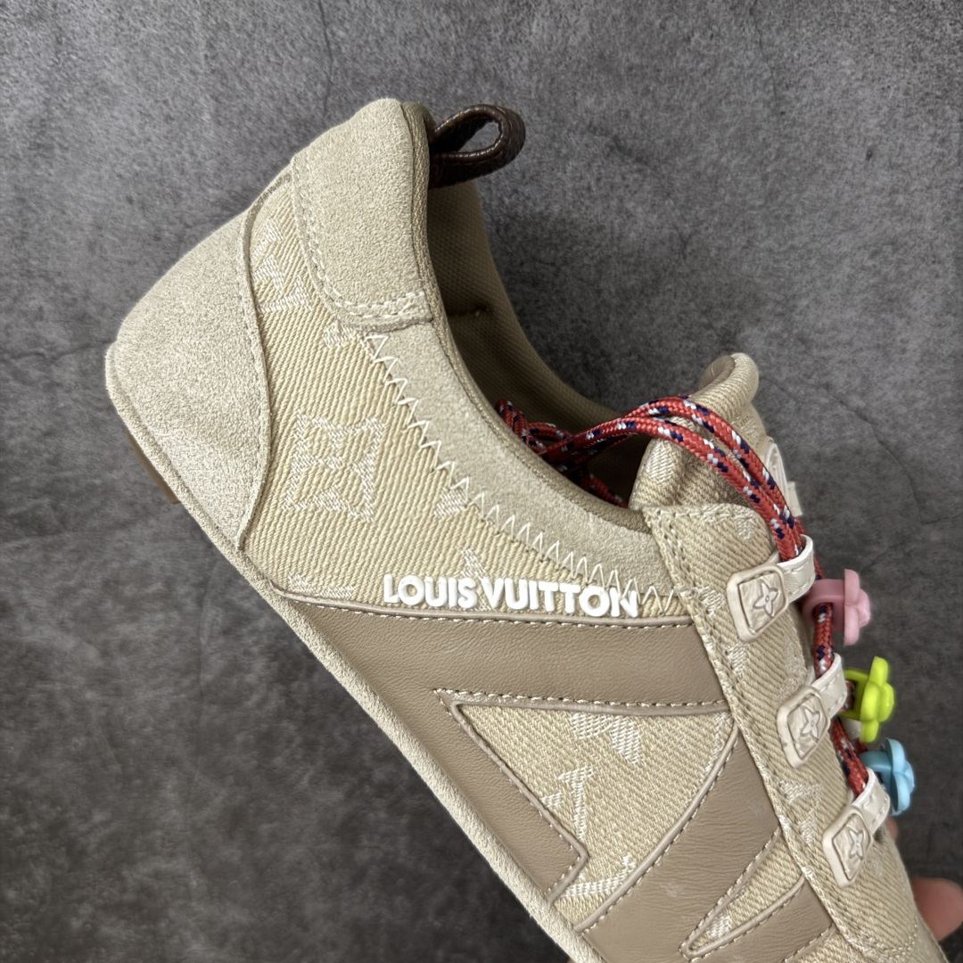 图片[7]-【广东纯原版】2026早春发布新款LOUIS VUITTON SneaKerina 德训鞋 芭蕾舞鞋 采用 Sacchetto 制鞋工艺，赋予柔韧鞋底与轻盈内部设计，适合日常休闲及精致造型。 sneakerina运动鞋惊艳曝光 设计灵感源自芭蕾舞平底鞋 优雅与复古并存 整体低调又老钱 原版购入 独家开模 媲美原版头层小牛皮 鞋面系带设计，侧面印有 LV 标志，后跟处配有拉环。——这双鞋简直是优雅与松弛感的完美融合！💃 尺码：35-40-选品中心