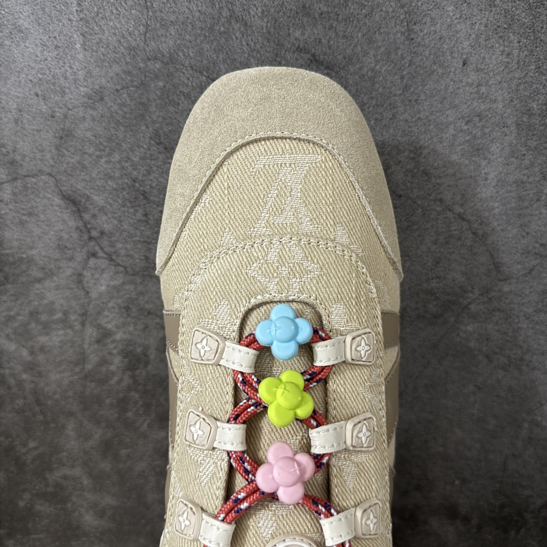 图片[5]-【广东纯原版】2026早春发布新款LOUIS VUITTON SneaKerina 德训鞋 芭蕾舞鞋 采用 Sacchetto 制鞋工艺，赋予柔韧鞋底与轻盈内部设计，适合日常休闲及精致造型。 sneakerina运动鞋惊艳曝光 设计灵感源自芭蕾舞平底鞋 优雅与复古并存 整体低调又老钱 原版购入 独家开模 媲美原版头层小牛皮 鞋面系带设计，侧面印有 LV 标志，后跟处配有拉环。——这双鞋简直是优雅与松弛感的完美融合！💃 尺码：35-40-选品中心