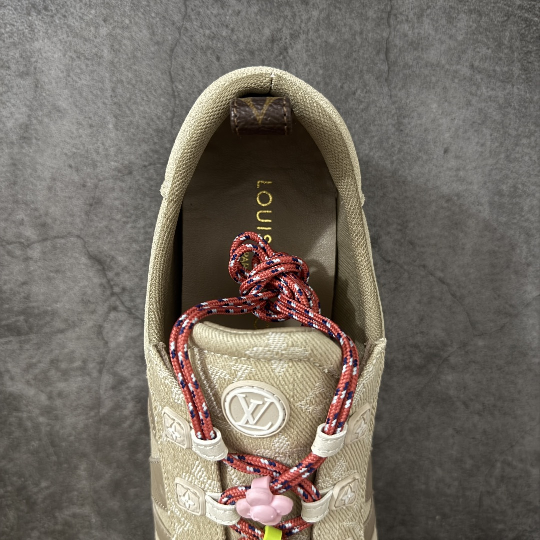图片[8]-【广东纯原版】2026早春发布新款LOUIS VUITTON SneaKerina 德训鞋 芭蕾舞鞋 采用 Sacchetto 制鞋工艺，赋予柔韧鞋底与轻盈内部设计，适合日常休闲及精致造型。 sneakerina运动鞋惊艳曝光 设计灵感源自芭蕾舞平底鞋 优雅与复古并存 整体低调又老钱 原版购入 独家开模 媲美原版头层小牛皮 鞋面系带设计，侧面印有 LV 标志，后跟处配有拉环。——这双鞋简直是优雅与松弛感的完美融合！💃 尺码：35-40-选品中心