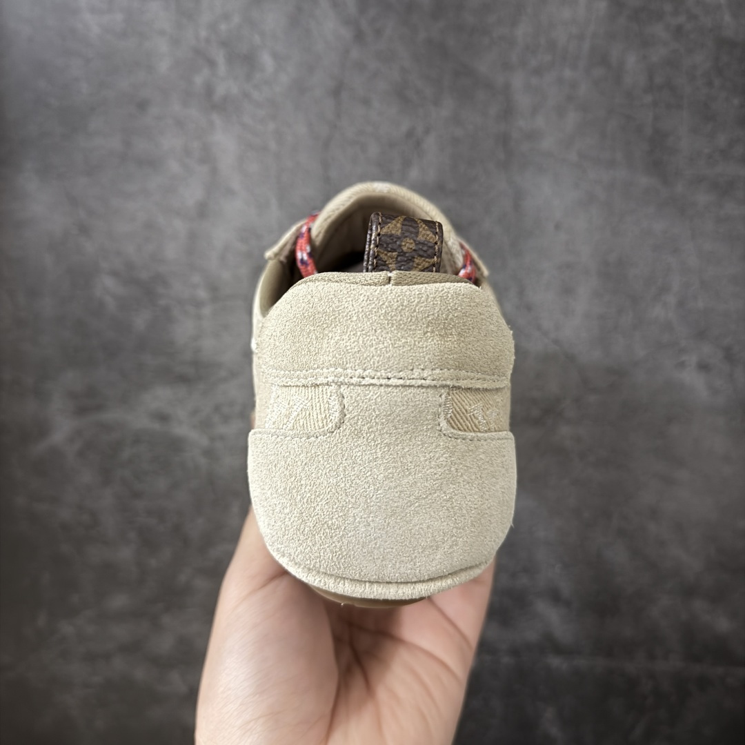图片[4]-【广东纯原版】2026早春发布新款LOUIS VUITTON SneaKerina 德训鞋 芭蕾舞鞋 采用 Sacchetto 制鞋工艺，赋予柔韧鞋底与轻盈内部设计，适合日常休闲及精致造型。 sneakerina运动鞋惊艳曝光 设计灵感源自芭蕾舞平底鞋 优雅与复古并存 整体低调又老钱 原版购入 独家开模 媲美原版头层小牛皮 鞋面系带设计，侧面印有 LV 标志，后跟处配有拉环。——这双鞋简直是优雅与松弛感的完美融合！💃 尺码：35-40-选品中心