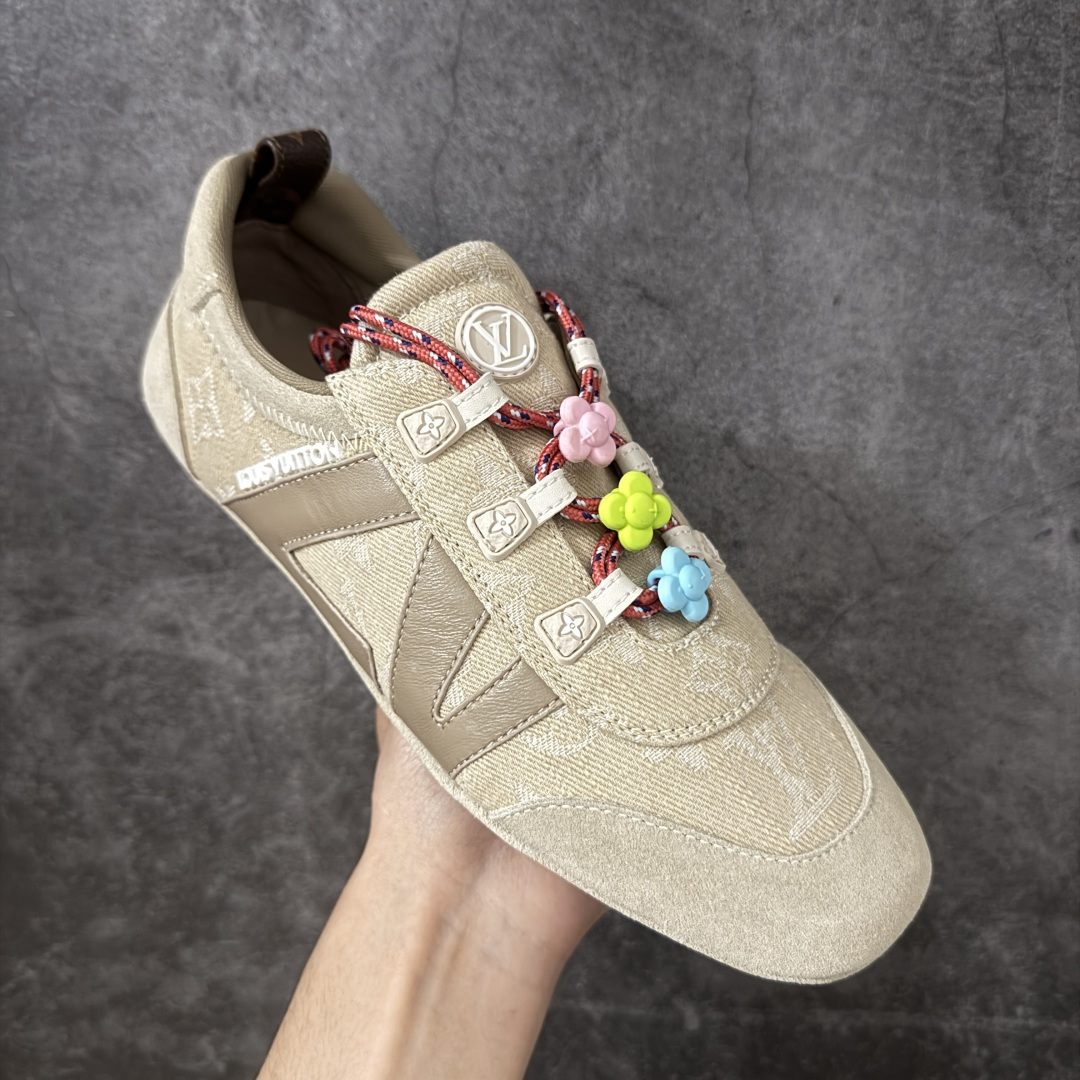 图片[3]-【广东纯原版】2026早春发布新款LOUIS VUITTON SneaKerina 德训鞋 芭蕾舞鞋 采用 Sacchetto 制鞋工艺，赋予柔韧鞋底与轻盈内部设计，适合日常休闲及精致造型。 sneakerina运动鞋惊艳曝光 设计灵感源自芭蕾舞平底鞋 优雅与复古并存 整体低调又老钱 原版购入 独家开模 媲美原版头层小牛皮 鞋面系带设计，侧面印有 LV 标志，后跟处配有拉环。——这双鞋简直是优雅与松弛感的完美融合！💃 尺码：35-40-选品中心