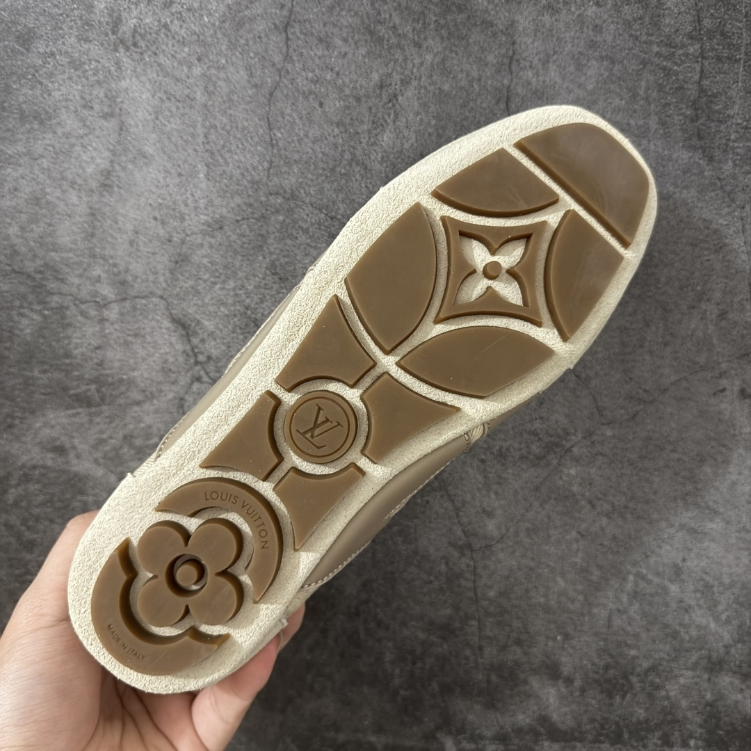 图片[9]-【广东纯原版】2026早春发布新款LOUIS VUITTON SneaKerina 德训鞋 芭蕾舞鞋 采用 Sacchetto 制鞋工艺，赋予柔韧鞋底与轻盈内部设计，适合日常休闲及精致造型。 sneakerina运动鞋惊艳曝光 设计灵感源自芭蕾舞平底鞋 优雅与复古并存 整体低调又老钱 原版购入 独家开模 媲美原版头层小牛皮 鞋面系带设计，侧面印有 LV 标志，后跟处配有拉环。——这双鞋简直是优雅与松弛感的完美融合！💃 尺码：35-40-选品中心
