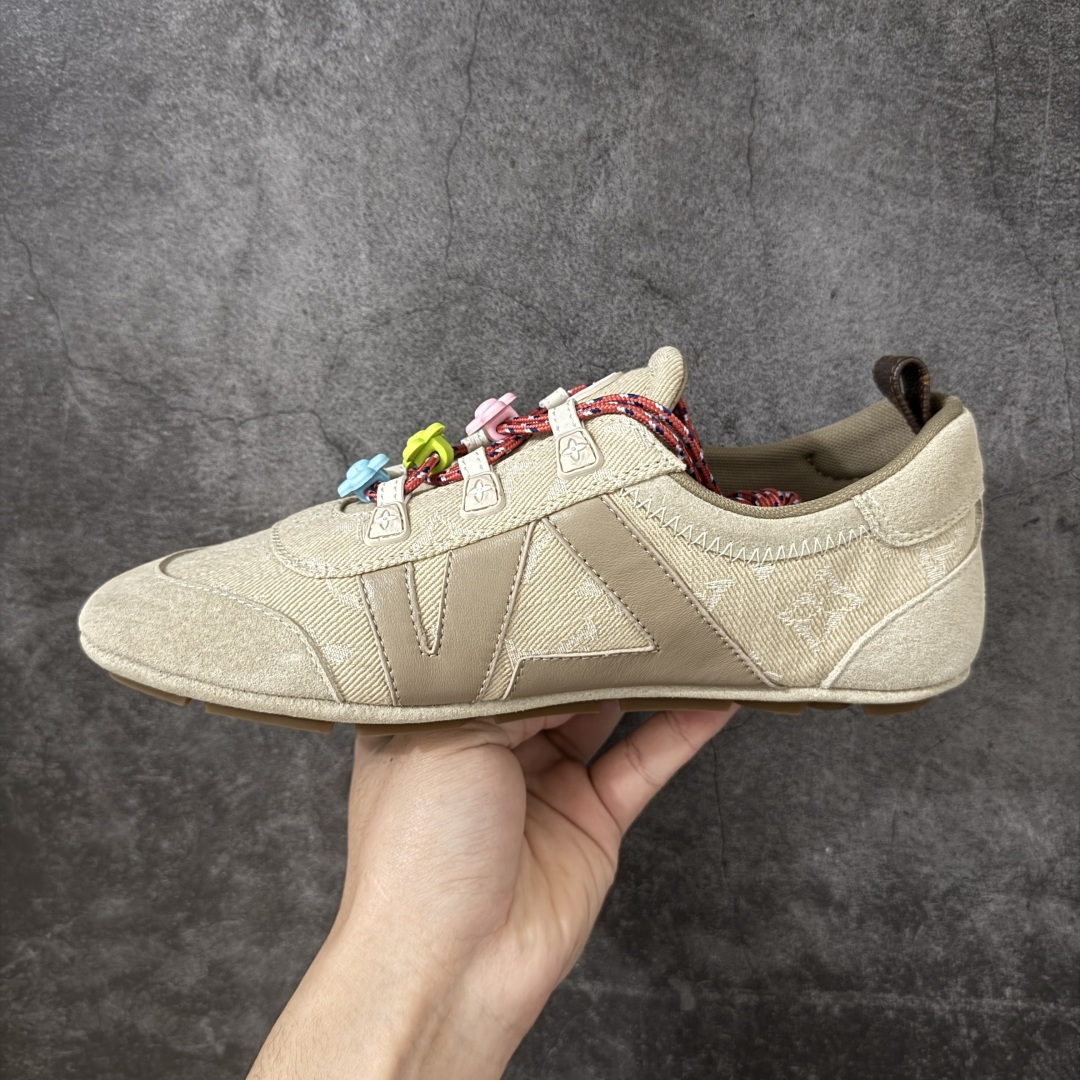 图片[2]-【广东纯原版】2026早春发布新款LOUIS VUITTON SneaKerina 德训鞋 芭蕾舞鞋 采用 Sacchetto 制鞋工艺，赋予柔韧鞋底与轻盈内部设计，适合日常休闲及精致造型。 sneakerina运动鞋惊艳曝光 设计灵感源自芭蕾舞平底鞋 优雅与复古并存 整体低调又老钱 原版购入 独家开模 媲美原版头层小牛皮 鞋面系带设计，侧面印有 LV 标志，后跟处配有拉环。——这双鞋简直是优雅与松弛感的完美融合！💃 尺码：35-40-选品中心