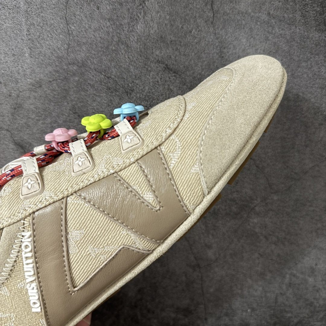 图片[6]-【广东纯原版】2026早春发布新款LOUIS VUITTON SneaKerina 德训鞋 芭蕾舞鞋 采用 Sacchetto 制鞋工艺，赋予柔韧鞋底与轻盈内部设计，适合日常休闲及精致造型。 sneakerina运动鞋惊艳曝光 设计灵感源自芭蕾舞平底鞋 优雅与复古并存 整体低调又老钱 原版购入 独家开模 媲美原版头层小牛皮 鞋面系带设计，侧面印有 LV 标志，后跟处配有拉环。——这双鞋简直是优雅与松弛感的完美融合！💃 尺码：35-40-选品中心