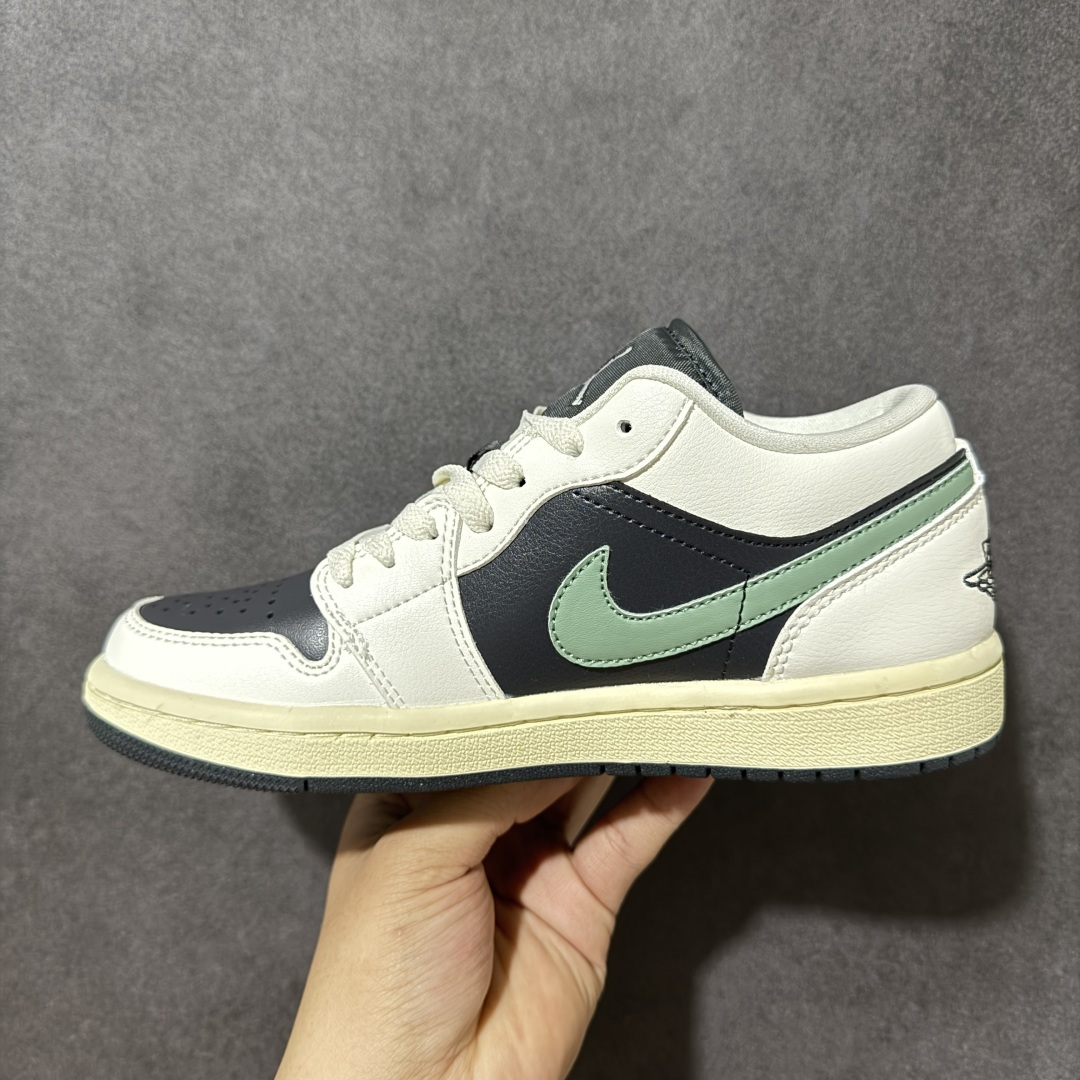 图片[2]-【H11纯原】Nike Air Jordan 1 Low SE AJ1 乔一 舒适贴合 防滑耐磨 低帮 复古篮球鞋 货号：DC0774-001 尺码：35.5 36 36.5 37.5 38 38.5 39 40 40.5 41 42 42.5 43 44 45 46 47.5 #H11顶级纯原 纯原外贸平台特供订单 #全套原纸板楦头开发 #原厂特供材料配套加持 #确保原汁原味 完美呈现版型 #原档数据独家私模大底 #男女鞋同步官方开发至48.5 #原装进口轻量化鞋垫 #进口港宝加持 后跟自然饱满 还原公司包裹性 #鞋面采用原装数据贴合技术 #全方位贴合包裹脚型 #鞋跟部鞋底牵引设计 #提供强大的抓地性能 #更适应不同实战场地路面-选品中心