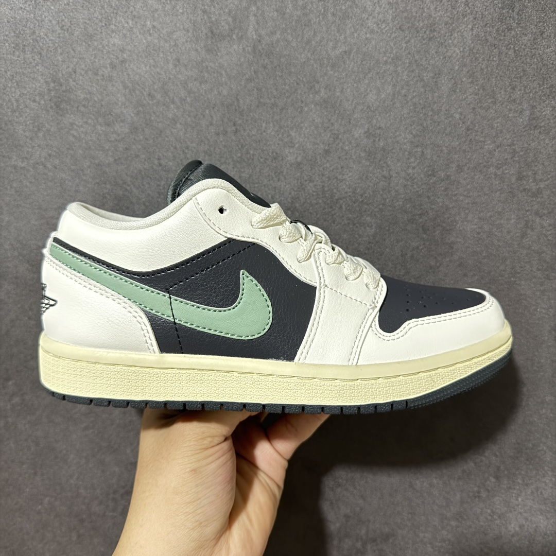 【H11纯原】Nike Air Jordan 1 Low SE AJ1 乔一 舒适贴合 防滑耐磨 低帮 复古篮球鞋 货号:DC0774-001 尺码:35.5 36 36.5 37.5 38 38.5 39 40 40.5 41 42 42.5 43 44 45 46 47.5 #H11顶级纯原 纯原外贸平台特供订单 #全套原纸板楦头开发 #原厂特供材料配套加持 #确保原汁原味 完美呈现版型 #原档数据独家私模大底 #男女鞋同步官方开发至48.5 #原装进口轻量化鞋垫 #进口港宝加持 后跟自然饱满 还原公司包裹性 #鞋面采用原装数据贴合技术 #全方位贴合包裹脚型 #鞋跟部鞋底牵引设计 #提供强大的抓地性能 #更适应不同实战场地路面-选品中心