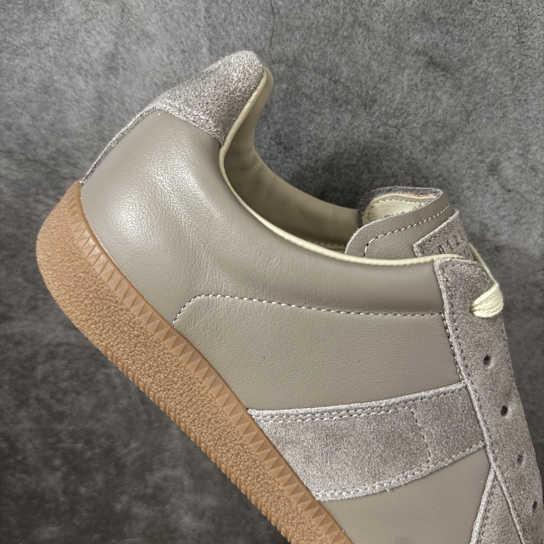 图片[7]-【ZOK纯原】Maison Margiela Calfskin Replica MM6 马吉拉复古低帮时尚德训鞋 私人订单打造 高端零售专供批次 全套原楦原纸板原厂数据开发 全鞋荧光划线卡点 胶水把控整洁度追求极致完美 多重QC质检 超越公司货的品控标准 实实在在的免检产品 原盒原配防尘袋购物卡 全网唯一正确0-23数字排版 一比一间距字体 内里全头层小羊皮 原版防滑鞋底设计 灰色翻毛牛皮 白色细纹贝利头层皮 依照原版逐帧开发 原装淡粉纸板中底带编号钢印 尺码：35 36 36.5 37 38 39 40 41 42 42.5 43 44 44.5 45-选品中心