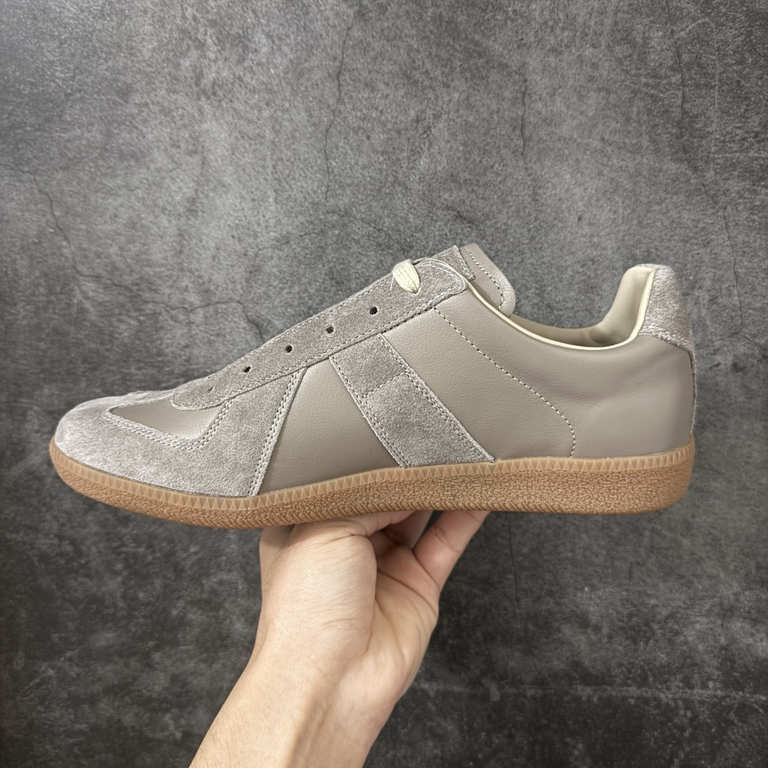 图片[2]-【ZOK纯原】Maison Margiela Calfskin Replica MM6 马吉拉复古低帮时尚德训鞋 私人订单打造 高端零售专供批次 全套原楦原纸板原厂数据开发 全鞋荧光划线卡点 胶水把控整洁度追求极致完美 多重QC质检 超越公司货的品控标准 实实在在的免检产品 原盒原配防尘袋购物卡 全网唯一正确0-23数字排版 一比一间距字体 内里全头层小羊皮 原版防滑鞋底设计 灰色翻毛牛皮 白色细纹贝利头层皮 依照原版逐帧开发 原装淡粉纸板中底带编号钢印 尺码：35 36 36.5 37 38 39 40 41 42 42.5 43 44 44.5 45-选品中心