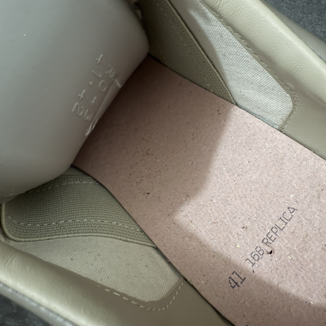 图片[10]-【ZOK纯原】Maison Margiela Calfskin Replica MM6 马吉拉复古低帮时尚德训鞋 私人订单打造 高端零售专供批次 全套原楦原纸板原厂数据开发 全鞋荧光划线卡点 胶水把控整洁度追求极致完美 多重QC质检 超越公司货的品控标准 实实在在的免检产品 原盒原配防尘袋购物卡 全网唯一正确0-23数字排版 一比一间距字体 内里全头层小羊皮 原版防滑鞋底设计 灰色翻毛牛皮 白色细纹贝利头层皮 依照原版逐帧开发 原装淡粉纸板中底带编号钢印 尺码：35 36 36.5 37 38 39 40 41 42 42.5 43 44 44.5 45-选品中心