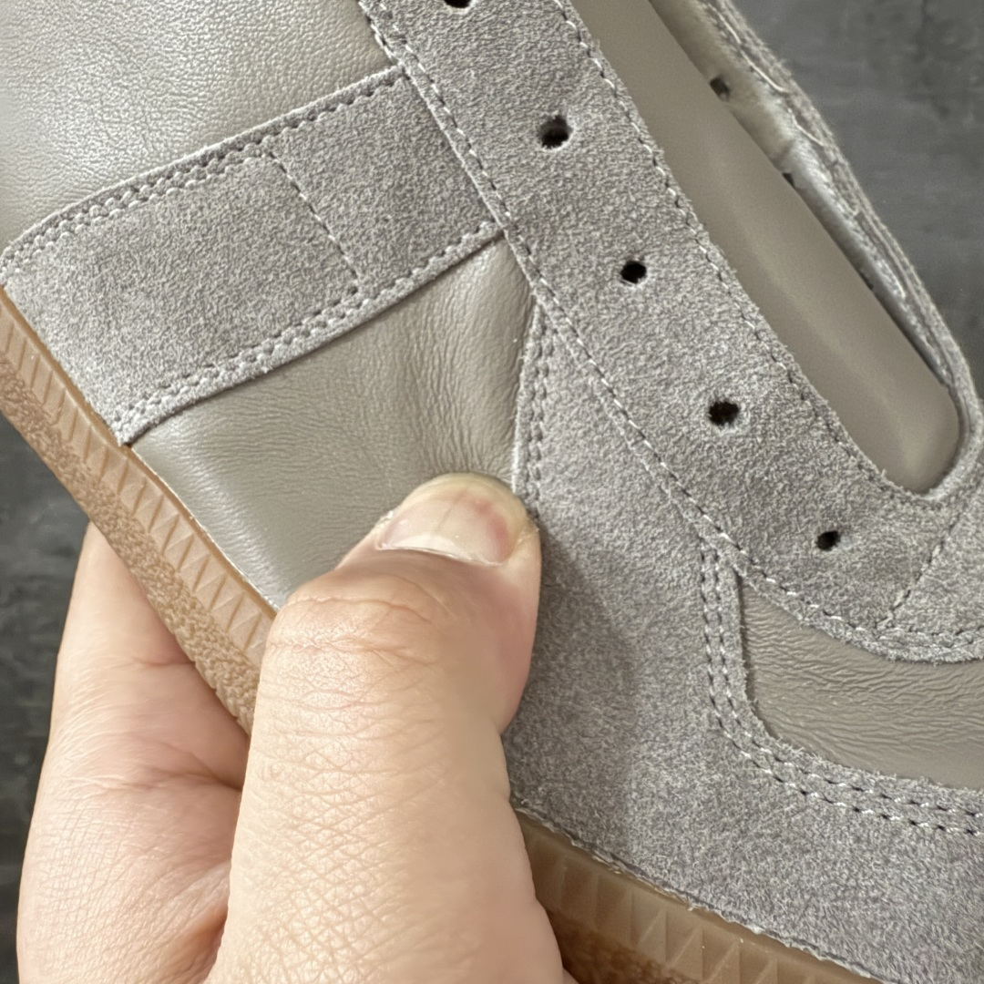 图片[5]-【ZOK纯原】Maison Margiela Calfskin Replica MM6 马吉拉复古低帮时尚德训鞋 私人订单打造 高端零售专供批次 全套原楦原纸板原厂数据开发 全鞋荧光划线卡点 胶水把控整洁度追求极致完美 多重QC质检 超越公司货的品控标准 实实在在的免检产品 原盒原配防尘袋购物卡 全网唯一正确0-23数字排版 一比一间距字体 内里全头层小羊皮 原版防滑鞋底设计 灰色翻毛牛皮 白色细纹贝利头层皮 依照原版逐帧开发 原装淡粉纸板中底带编号钢印 尺码：35 36 36.5 37 38 39 40 41 42 42.5 43 44 44.5 45-选品中心