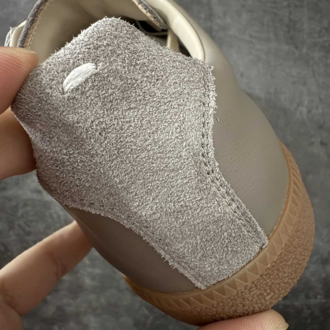 图片[3]-【ZOK纯原】Maison Margiela Calfskin Replica MM6 马吉拉复古低帮时尚德训鞋 私人订单打造 高端零售专供批次 全套原楦原纸板原厂数据开发 全鞋荧光划线卡点 胶水把控整洁度追求极致完美 多重QC质检 超越公司货的品控标准 实实在在的免检产品 原盒原配防尘袋购物卡 全网唯一正确0-23数字排版 一比一间距字体 内里全头层小羊皮 原版防滑鞋底设计 灰色翻毛牛皮 白色细纹贝利头层皮 依照原版逐帧开发 原装淡粉纸板中底带编号钢印 尺码：35 36 36.5 37 38 39 40 41 42 42.5 43 44 44.5 45-选品中心