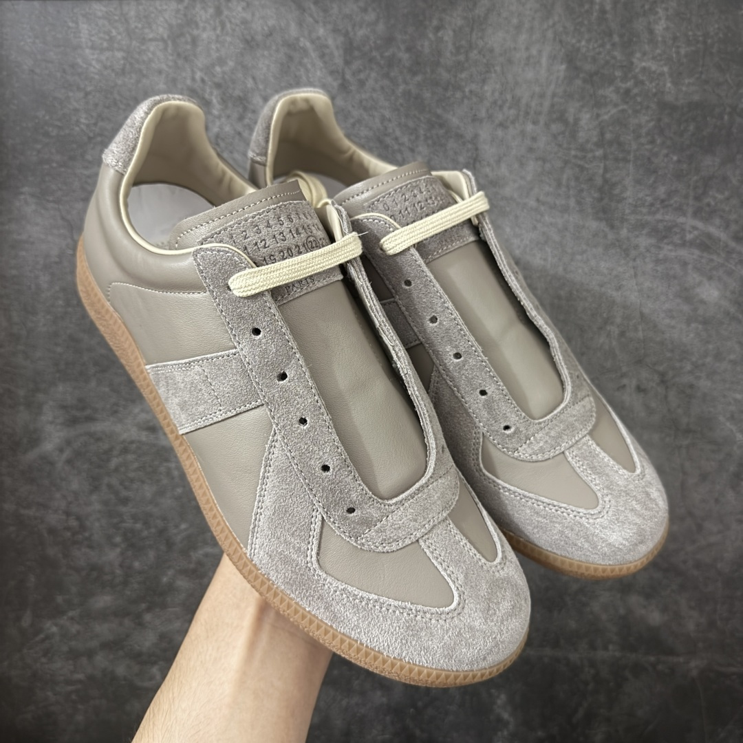 【ZOK纯原】Maison Margiela Calfskin Replica MM6 马吉拉复古低帮时尚德训鞋 私人订单打造 高端零售专供批次 全套原楦原纸板原厂数据开发 全鞋荧光划线卡点 胶水把控整洁度追求极致完美 多重QC质检 超越公司货的品控标准 实实在在的免检产品 原盒原配防尘袋购物卡 全网唯一正确0-23数字排版 一比一间距字体 内里全头层小羊皮 原版防滑鞋底设计 灰色翻毛牛皮 白色细纹贝利头层皮 依照原版逐帧开发 原装淡粉纸板中底带编号钢印 尺码:35 36 36.5 37 38 39 40 41 42 42.5 43 44 44.5 45-选品中心