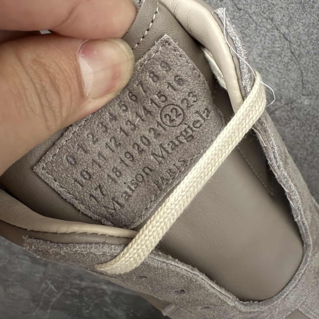 图片[7]-【ZOK纯原】Maison Margiela Calfskin Replica MM6 马吉拉复古低帮时尚德训鞋 私人订单打造 高端零售专供批次 全套原楦原纸板原厂数据开发 全鞋荧光划线卡点 胶水把控整洁度追求极致完美 多重QC质检 超越公司货的品控标准 实实在在的免检产品 原盒原配防尘袋购物卡 全网唯一正确0-23数字排版 一比一间距字体 内里全头层小羊皮 原版防滑鞋底设计 灰色翻毛牛皮 白色细纹贝利头层皮 依照原版逐帧开发 原装淡粉纸板中底带编号钢印 尺码：35 36 36.5 37 38 39 40 41 42 42.5 43 44 44.5 45-选品中心