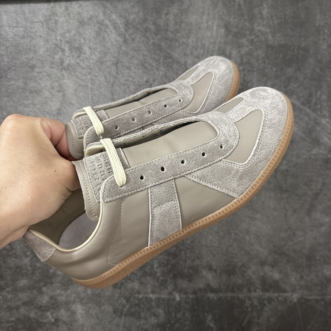 图片[2]-【ZOK纯原】Maison Margiela Calfskin Replica MM6 马吉拉复古低帮时尚德训鞋 私人订单打造 高端零售专供批次 全套原楦原纸板原厂数据开发 全鞋荧光划线卡点 胶水把控整洁度追求极致完美 多重QC质检 超越公司货的品控标准 实实在在的免检产品 原盒原配防尘袋购物卡 全网唯一正确0-23数字排版 一比一间距字体 内里全头层小羊皮 原版防滑鞋底设计 灰色翻毛牛皮 白色细纹贝利头层皮 依照原版逐帧开发 原装淡粉纸板中底带编号钢印 尺码：35 36 36.5 37 38 39 40 41 42 42.5 43 44 44.5 45-选品中心