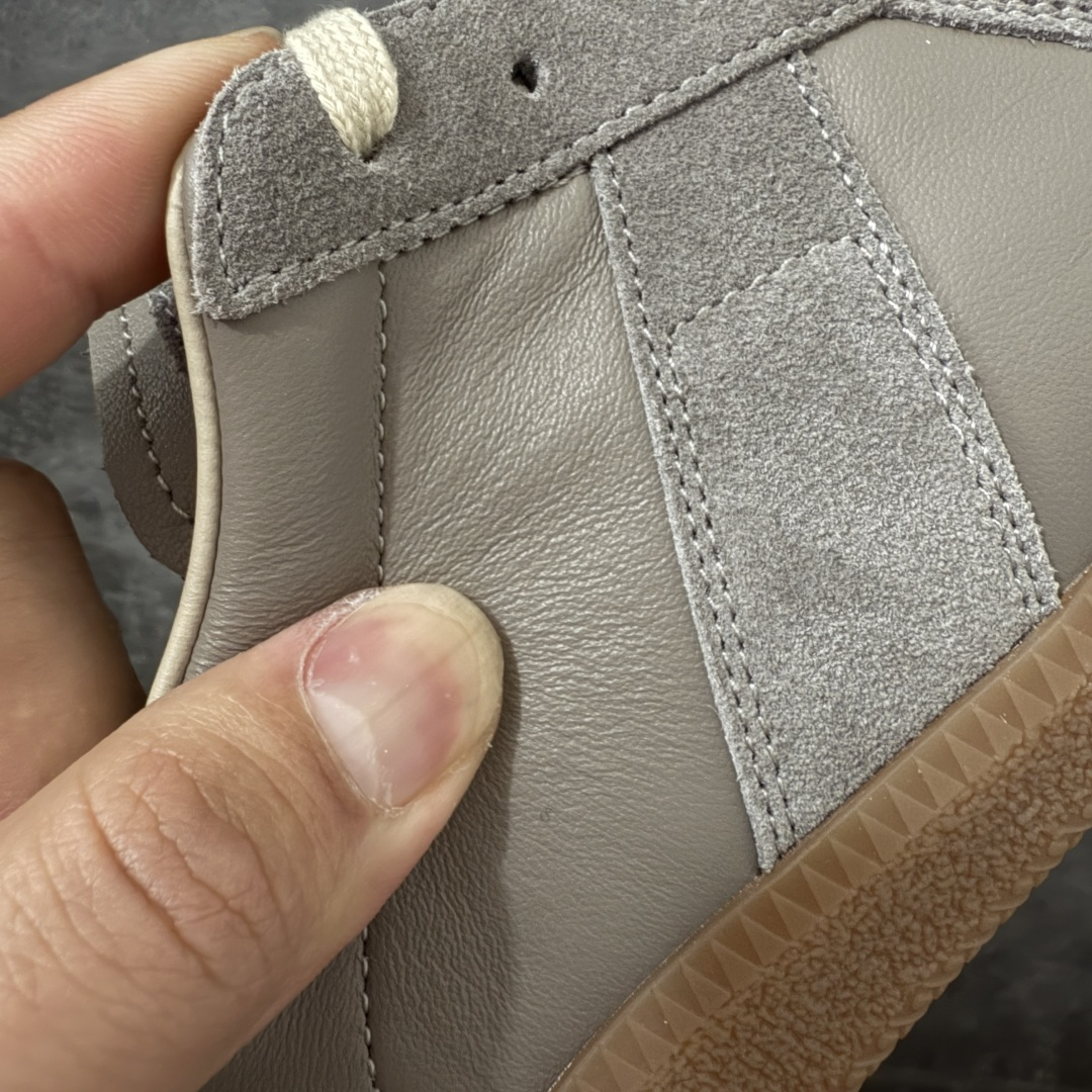 图片[4]-【ZOK纯原】Maison Margiela Calfskin Replica MM6 马吉拉复古低帮时尚德训鞋 私人订单打造 高端零售专供批次 全套原楦原纸板原厂数据开发 全鞋荧光划线卡点 胶水把控整洁度追求极致完美 多重QC质检 超越公司货的品控标准 实实在在的免检产品 原盒原配防尘袋购物卡 全网唯一正确0-23数字排版 一比一间距字体 内里全头层小羊皮 原版防滑鞋底设计 灰色翻毛牛皮 白色细纹贝利头层皮 依照原版逐帧开发 原装淡粉纸板中底带编号钢印 尺码：35 36 36.5 37 38 39 40 41 42 42.5 43 44 44.5 45-选品中心