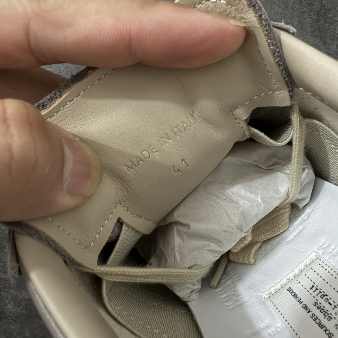 图片[8]-【ZOK纯原】Maison Margiela Calfskin Replica MM6 马吉拉复古低帮时尚德训鞋 私人订单打造 高端零售专供批次 全套原楦原纸板原厂数据开发 全鞋荧光划线卡点 胶水把控整洁度追求极致完美 多重QC质检 超越公司货的品控标准 实实在在的免检产品 原盒原配防尘袋购物卡 全网唯一正确0-23数字排版 一比一间距字体 内里全头层小羊皮 原版防滑鞋底设计 灰色翻毛牛皮 白色细纹贝利头层皮 依照原版逐帧开发 原装淡粉纸板中底带编号钢印 尺码：35 36 36.5 37 38 39 40 41 42 42.5 43 44 44.5 45-选品中心