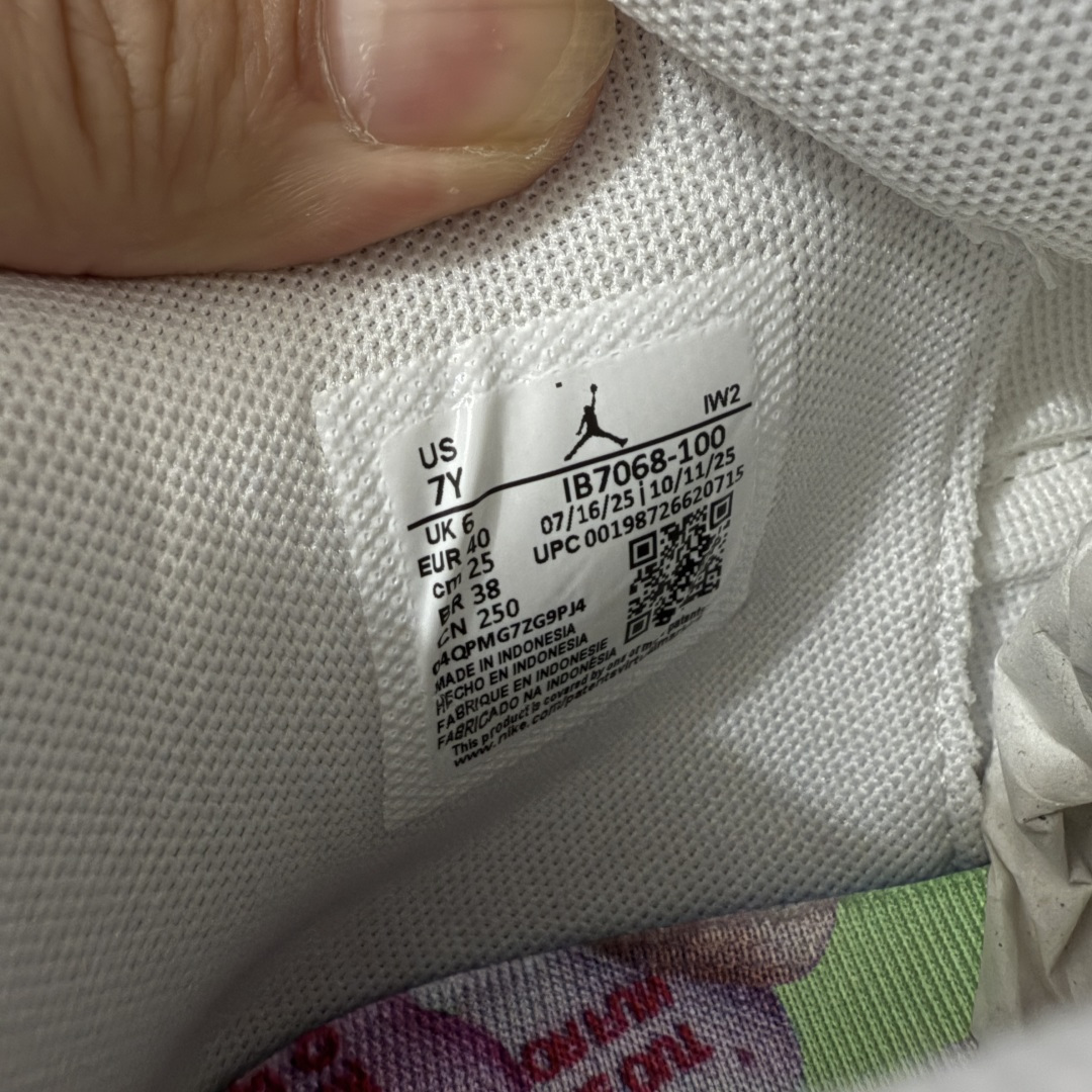 图片[7]-【新DT版】Air Jordan AJ4 Retro Valentine\’s Day 情人节彩蛋 IB7068-100 原厂头层皮料 全新升级改良 原鞋原楦原纸板同源开发 完美呈现乔4的版型 内侧正确双色网格 还原细节 正确气垫颜色 正确网格工艺 正确拉帮工艺 全鞋原装材料制作 原档案原模具打造 支持全方位与正品对比 尺码：35.5 36 36.5 37.5 38 38.5 39 40-莆田鞋