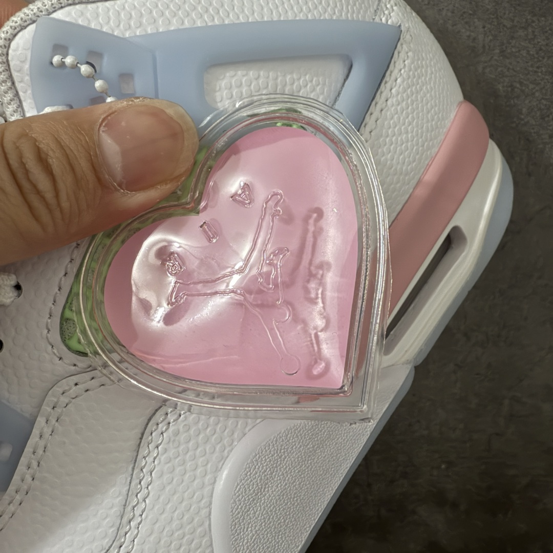 图片[9]-【新DT版】Air Jordan AJ4 Retro Valentine\’s Day 情人节彩蛋 IB7068-100 原厂头层皮料 全新升级改良 原鞋原楦原纸板同源开发 完美呈现乔4的版型 内侧正确双色网格 还原细节 正确气垫颜色 正确网格工艺 正确拉帮工艺 全鞋原装材料制作 原档案原模具打造 支持全方位与正品对比 尺码：35.5 36 36.5 37.5 38 38.5 39 40-莆田鞋